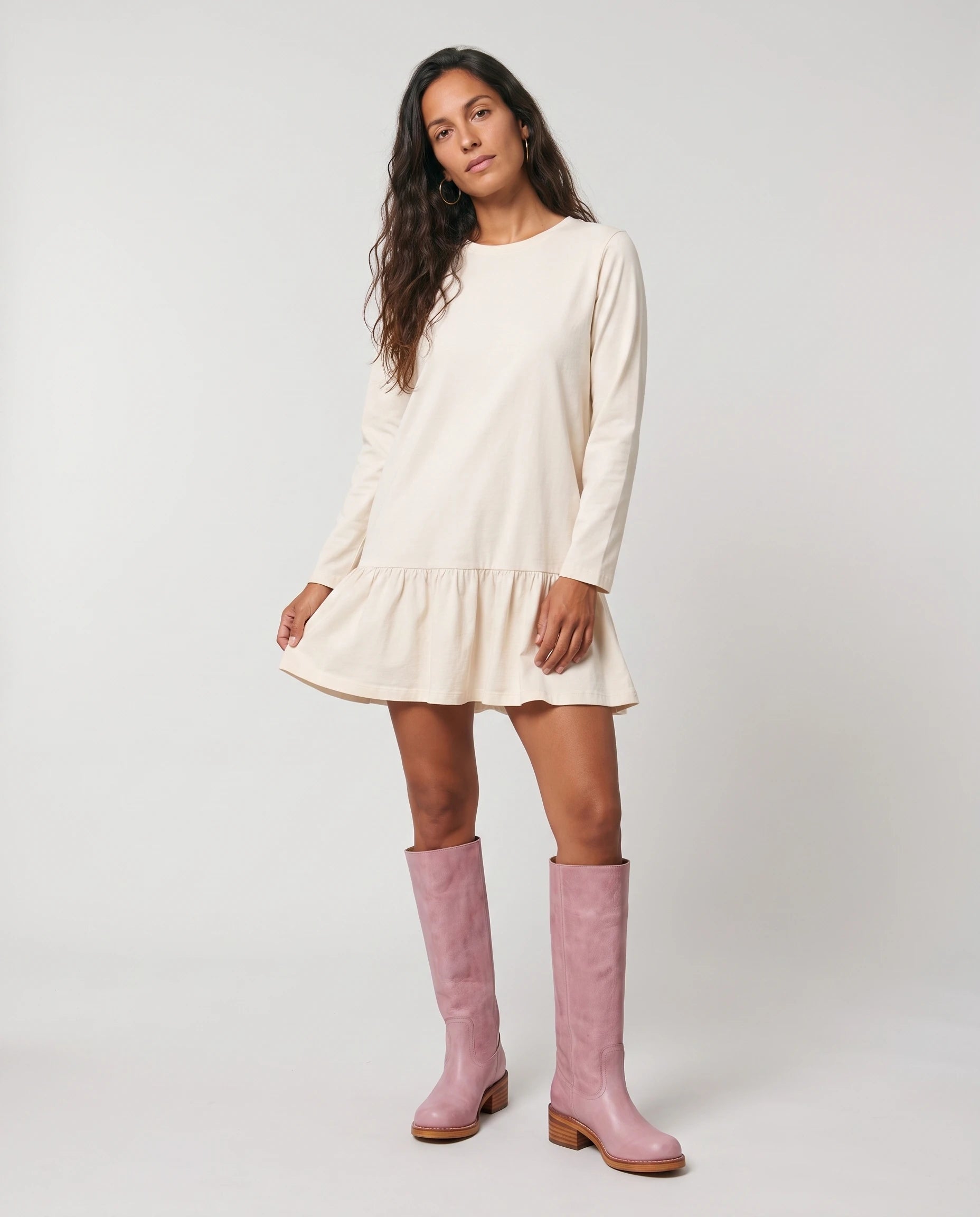 Bottes hautes à talon empilé effet cuir Nicolette — Vieux Rose, portées en plein pied studio