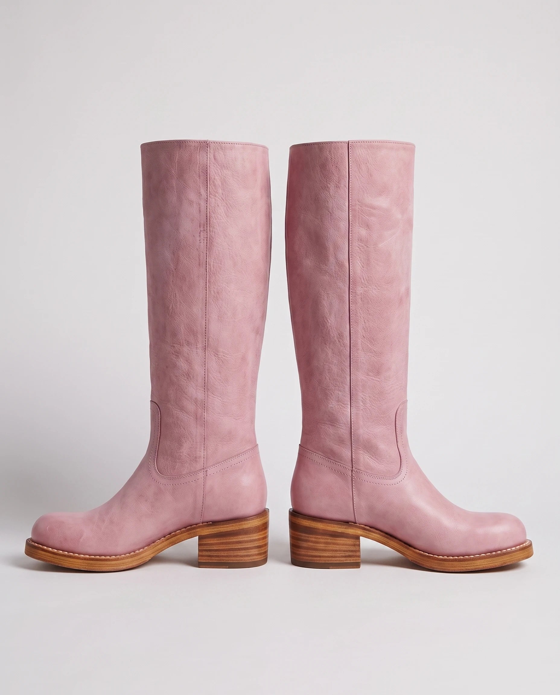 Bottes hautes à talon empilé effet cuir Nicolette — Vieux Rose, paire vue de dos, coutures arrière et talons empilés