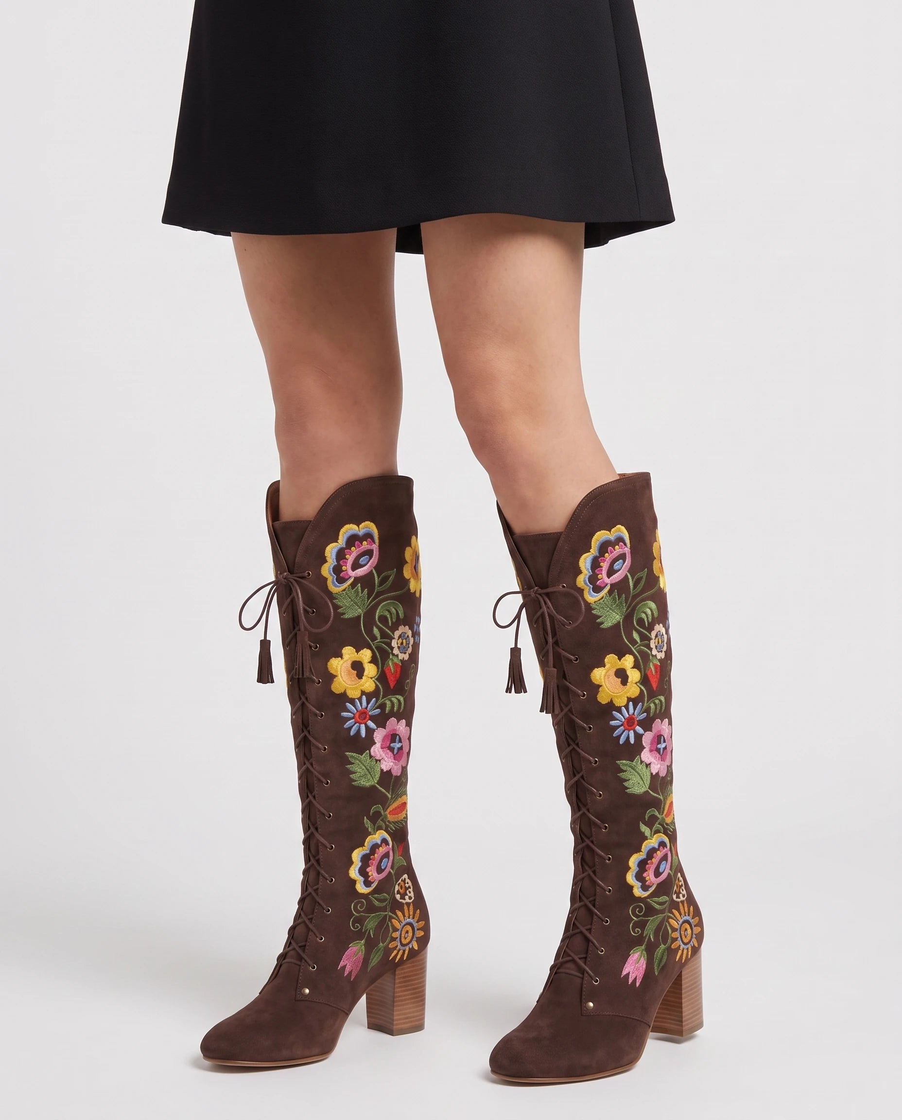 Bottes hautes lacées en suédine brodée Laurentine Brun Cacao — portées, plan rapproché