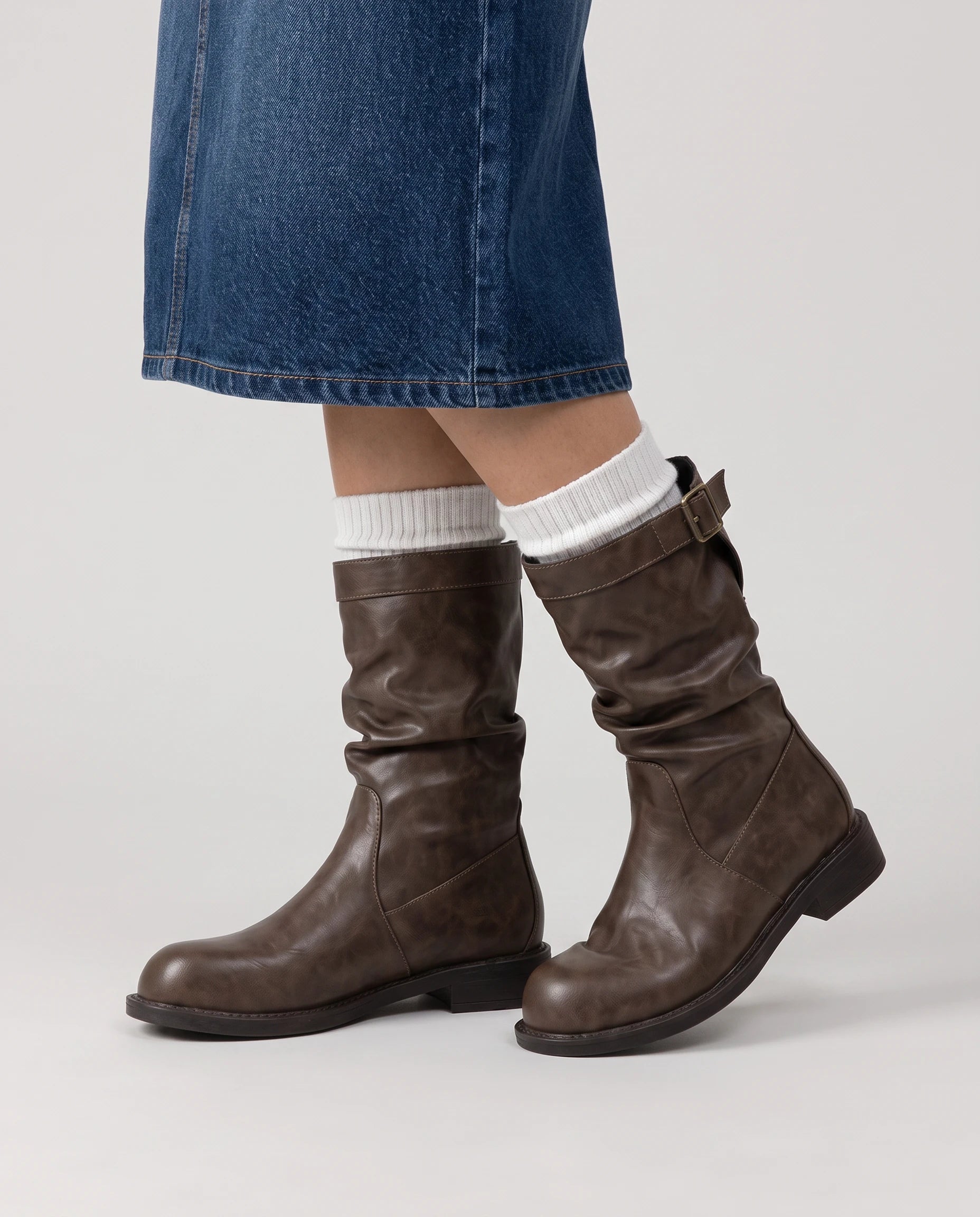 Bottes mi-mollet slouchy en simili Almire Brun Vieilli — portées, plan rapproché