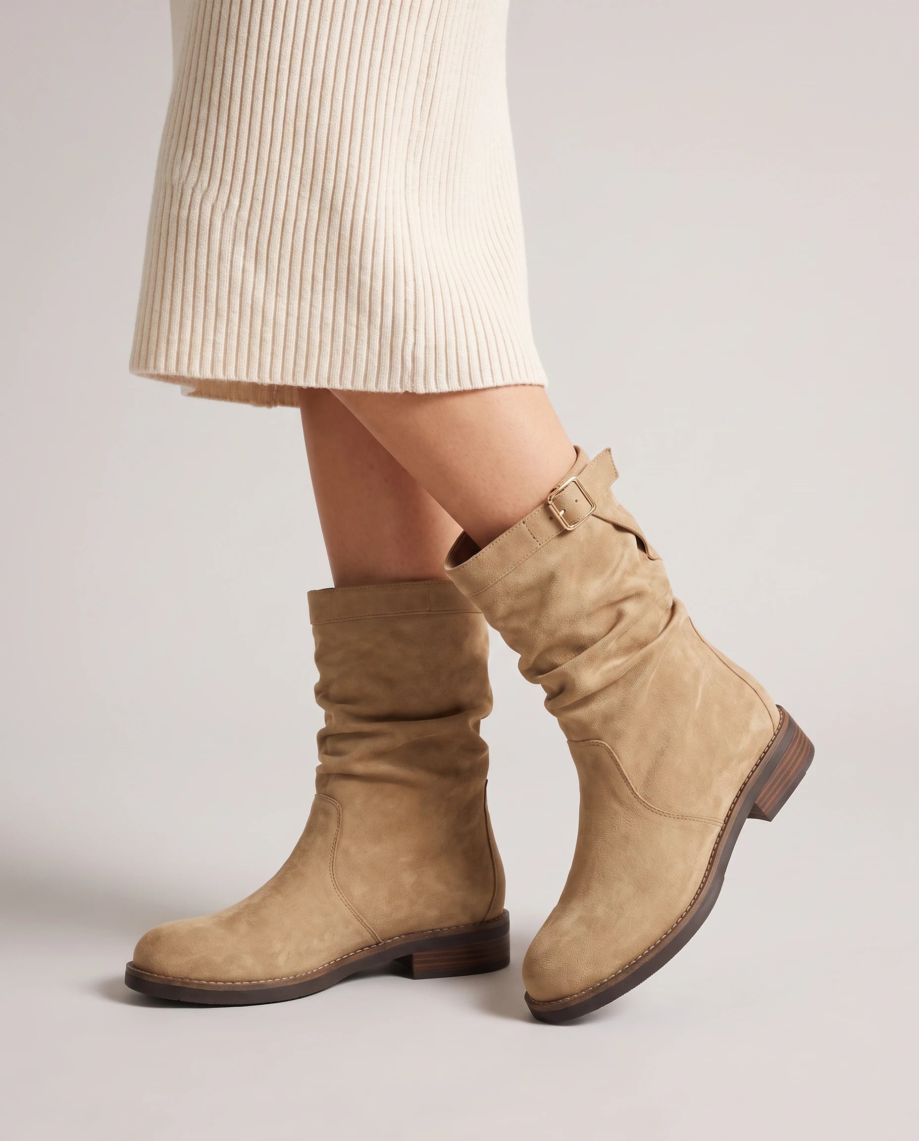 Bottes mi-mollet slouchy en suedine Fulvie Camel — portées, plan rapproché