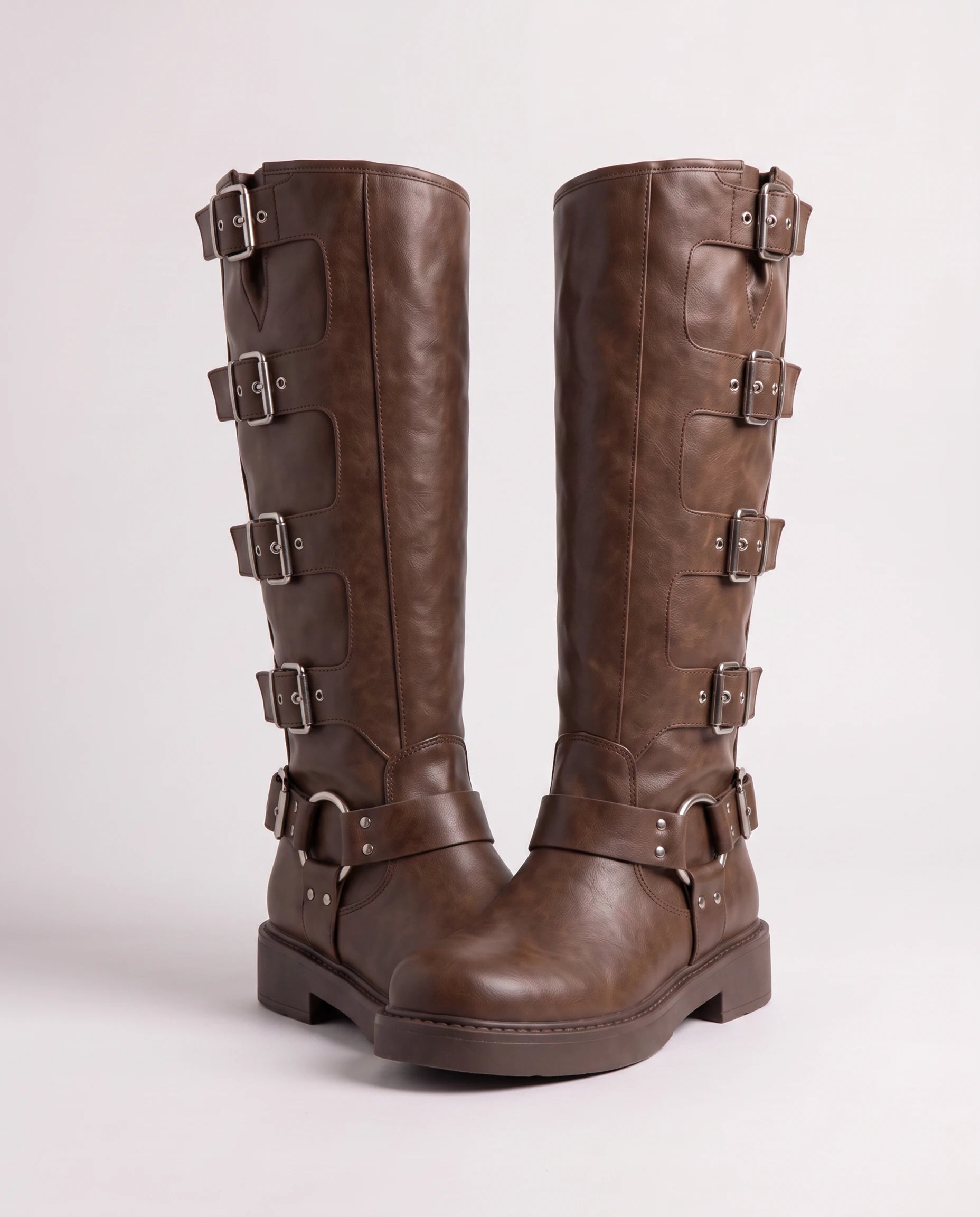 Bottes motardes hautes à boucles effet cuir Sigrid — Brun, paire en packshot studio