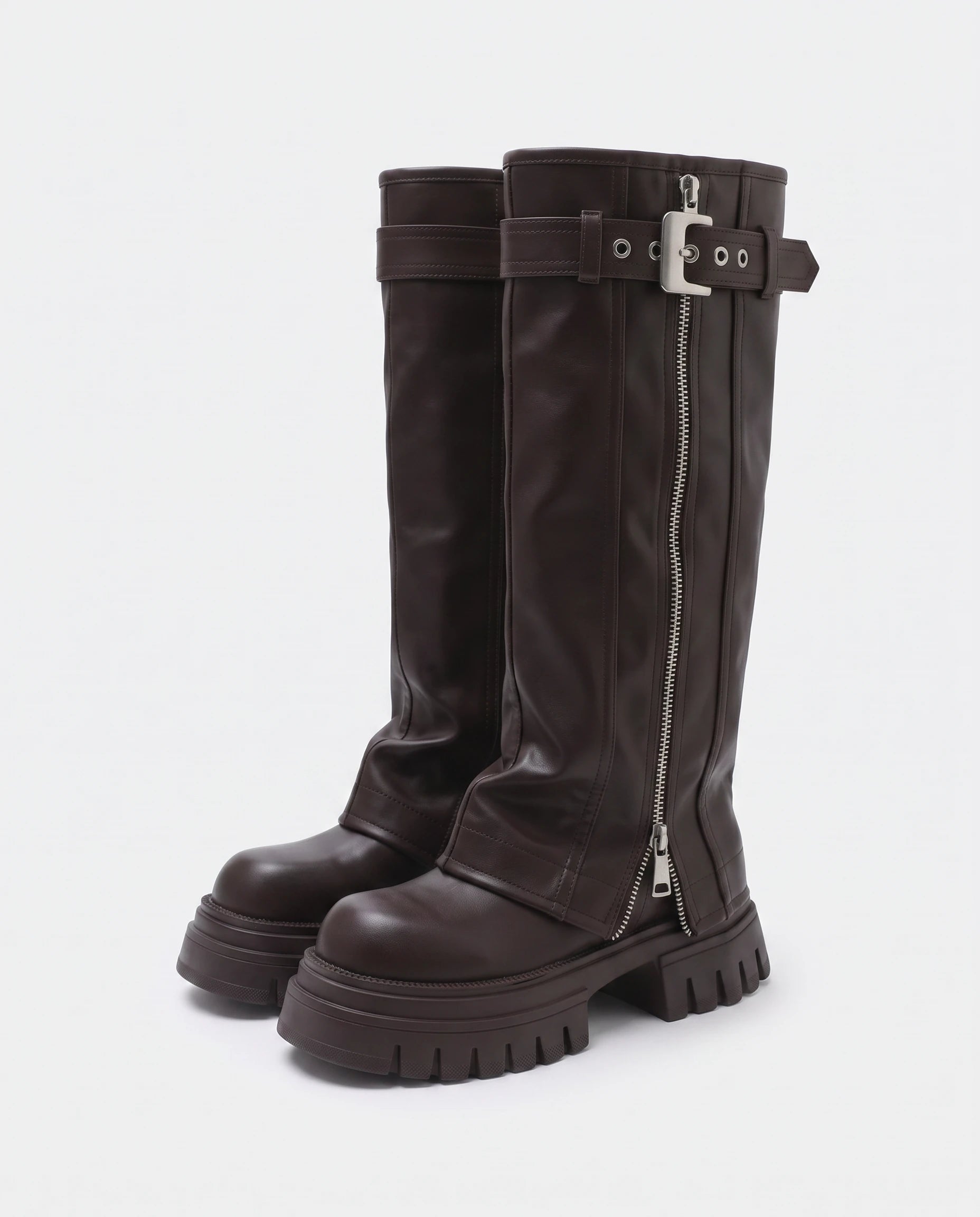 Bottes motardes hautes à zip et boucle Axelle — Chocolat Foncé, paire vue de profil en studio