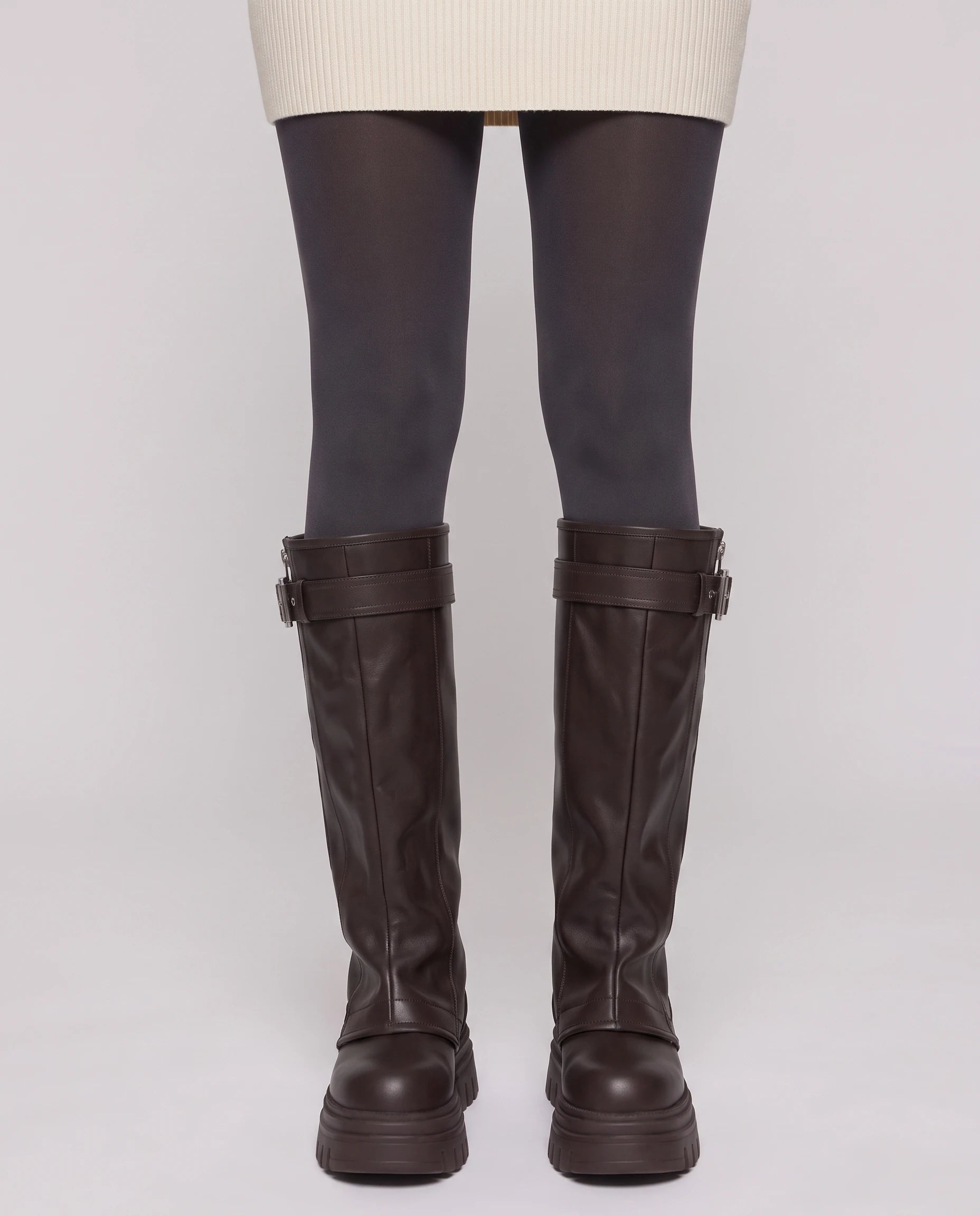 Bottes motardes hautes à zip et boucle Axelle — Chocolat Foncé, portées en plan rapproché, pieds parallèles
