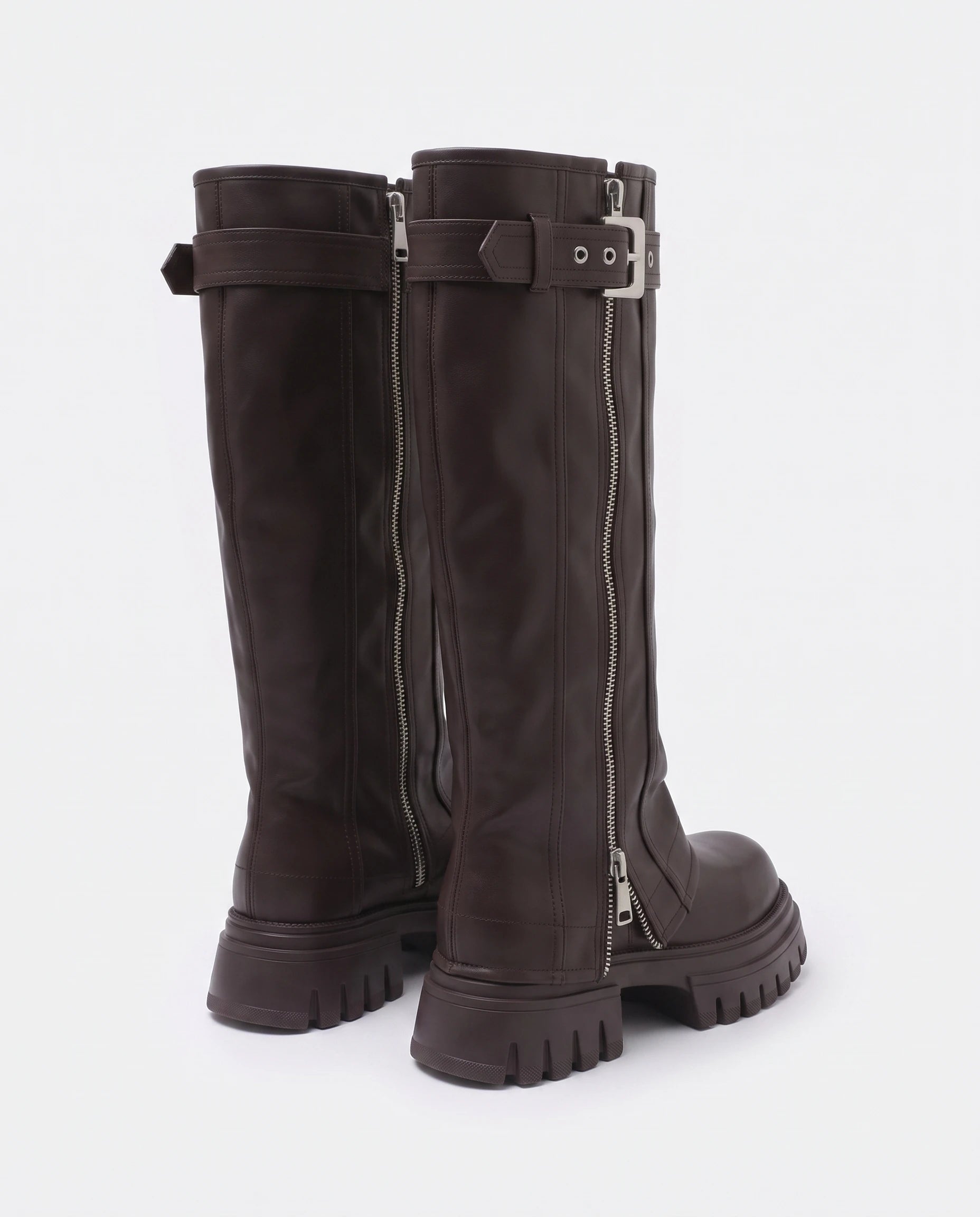 Bottes motardes hautes à zip et boucle Axelle — Chocolat Foncé, paire vue de trois quarts arrière en studio