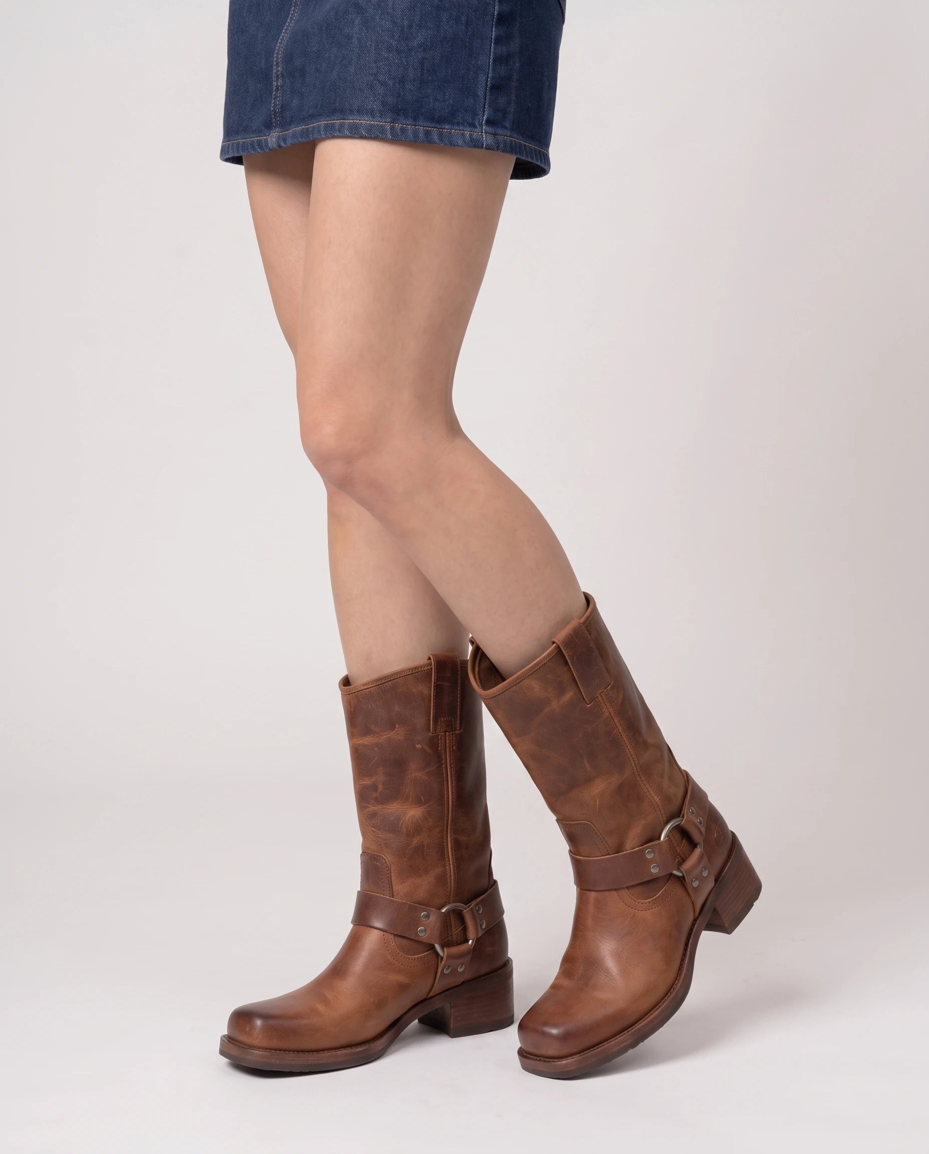 Bottes motardes mi-mollet effet cuir Irmine — Cognac, portées en plan rapproché avec une jupe en jean
