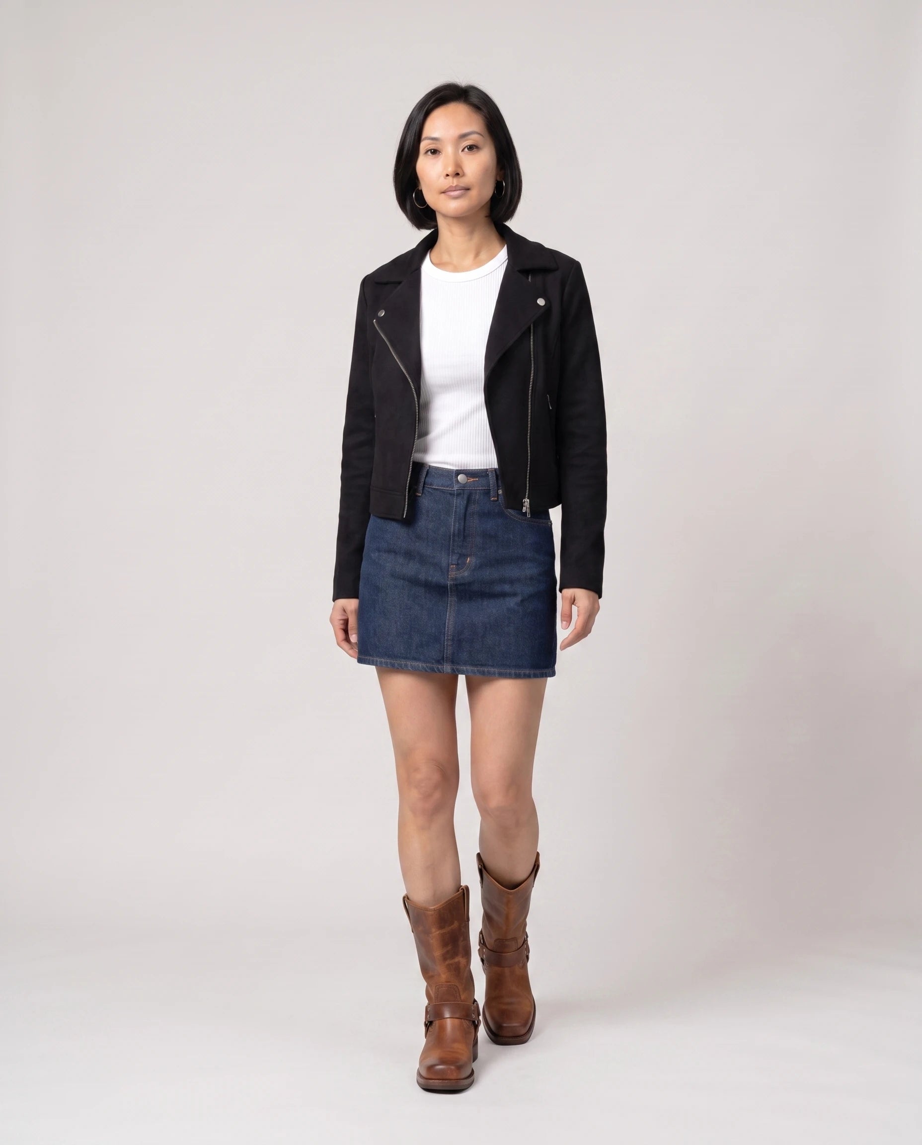 Bottes motardes mi-mollet effet cuir Irmine — Cognac, portées en plein pied studio