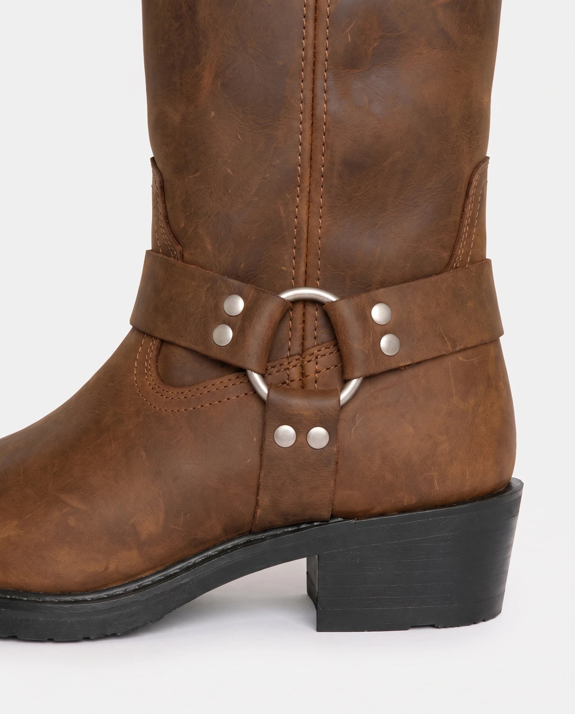 Bottes motardes mi-mollet effet cuir Irmine — Cognac, détail de la bride harnais à anneau métallique