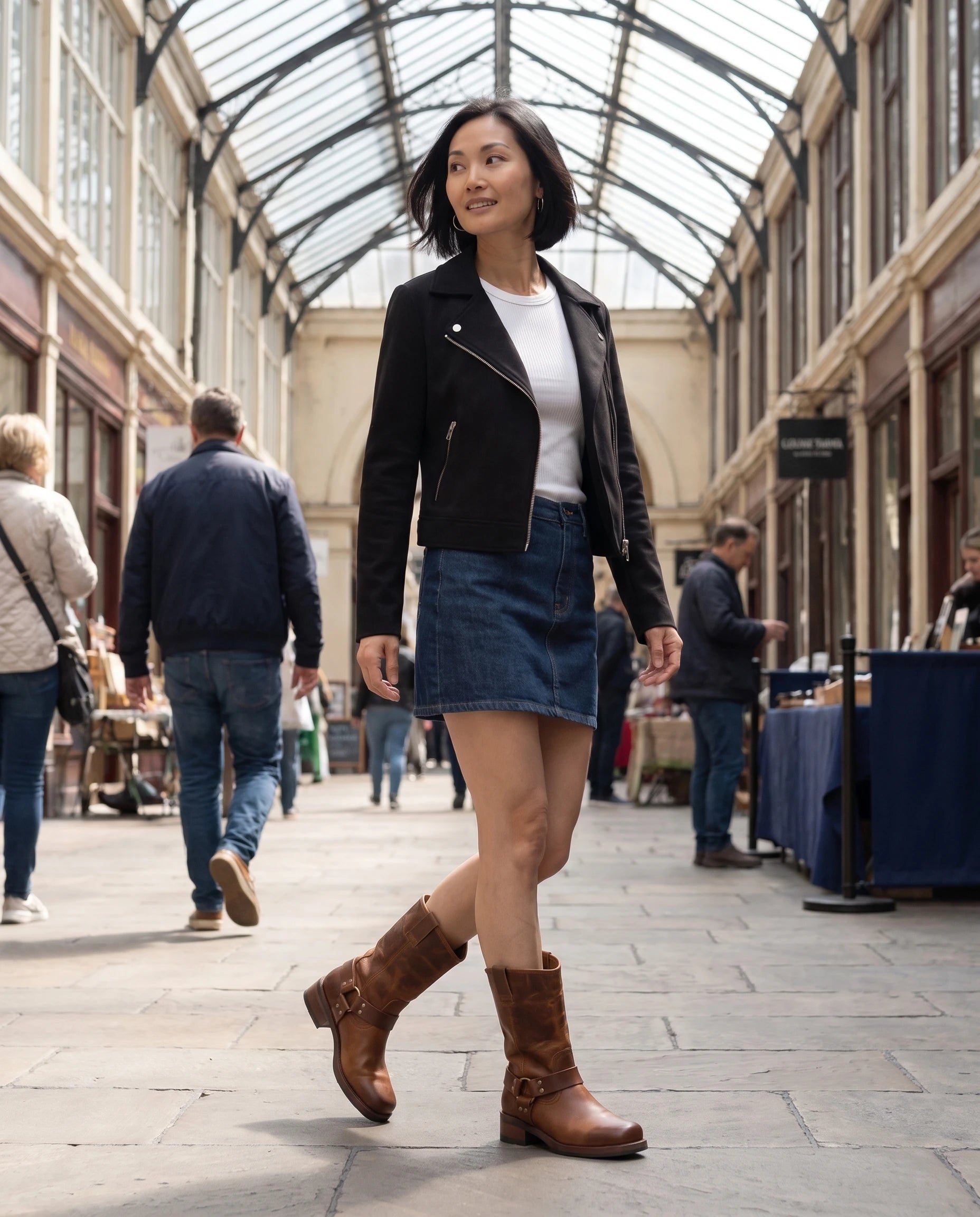 Bottes motardes mi-mollet effet cuir Irmine — Cognac, portées dans un passage couvert vitré