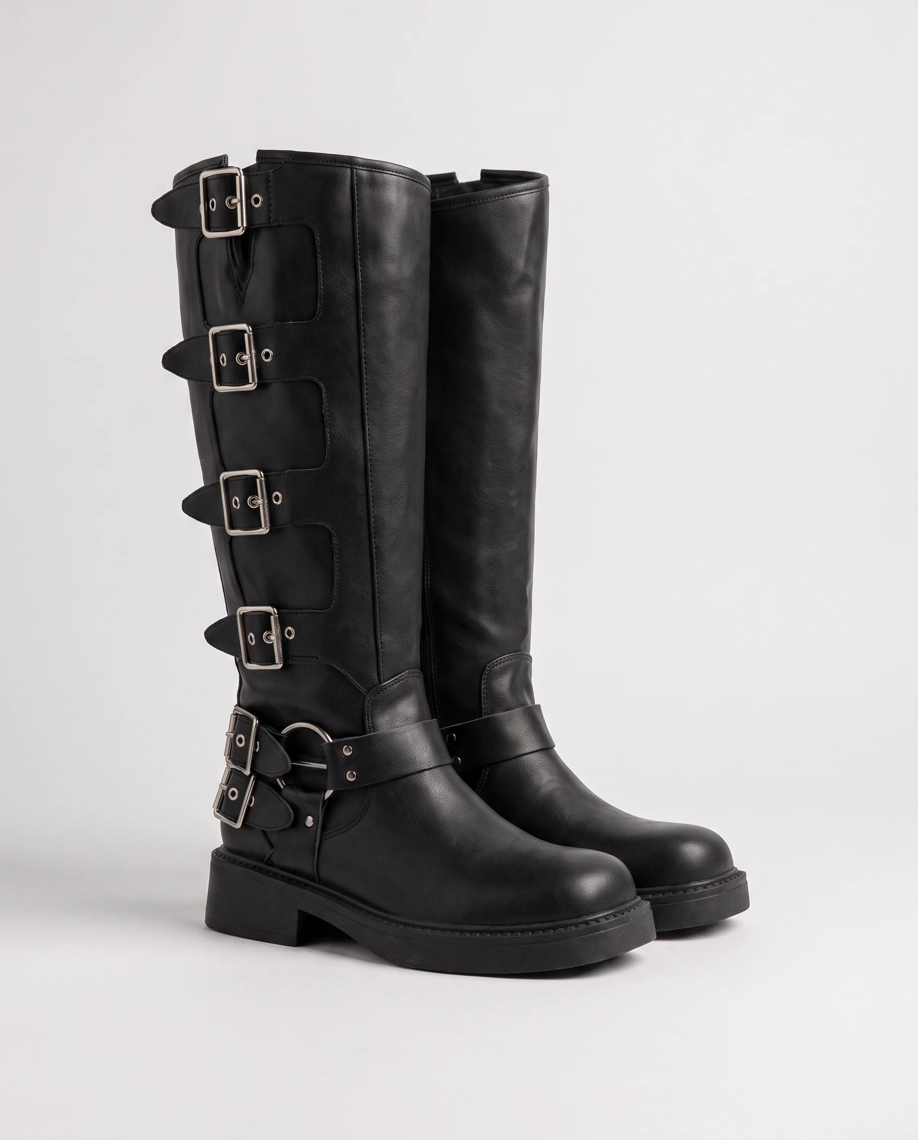 Bottes motardes hautes à boucles effet cuir Sigrid — Noir, paire en packshot studio
