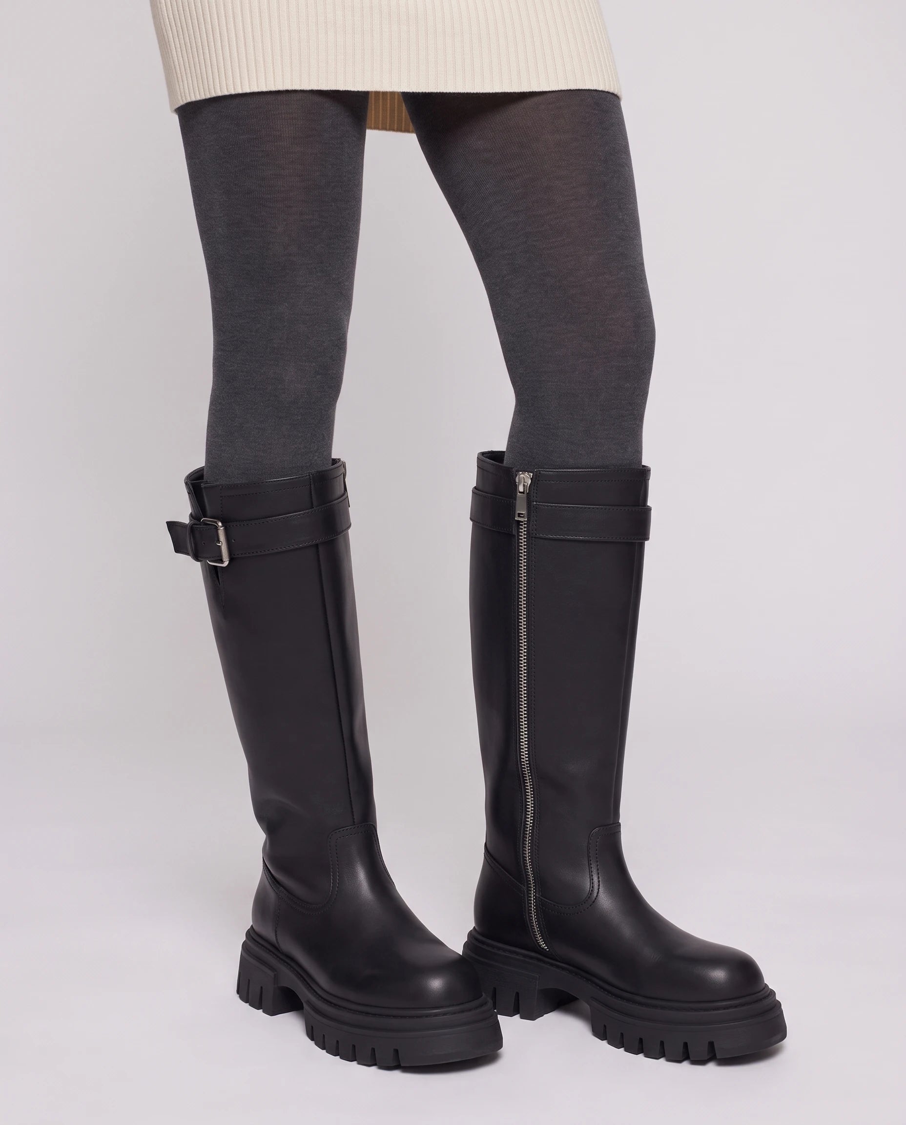 Bottes motardes hautes à zip et boucle Axelle — Noir, portées en plan rapproché, un pied en retrait