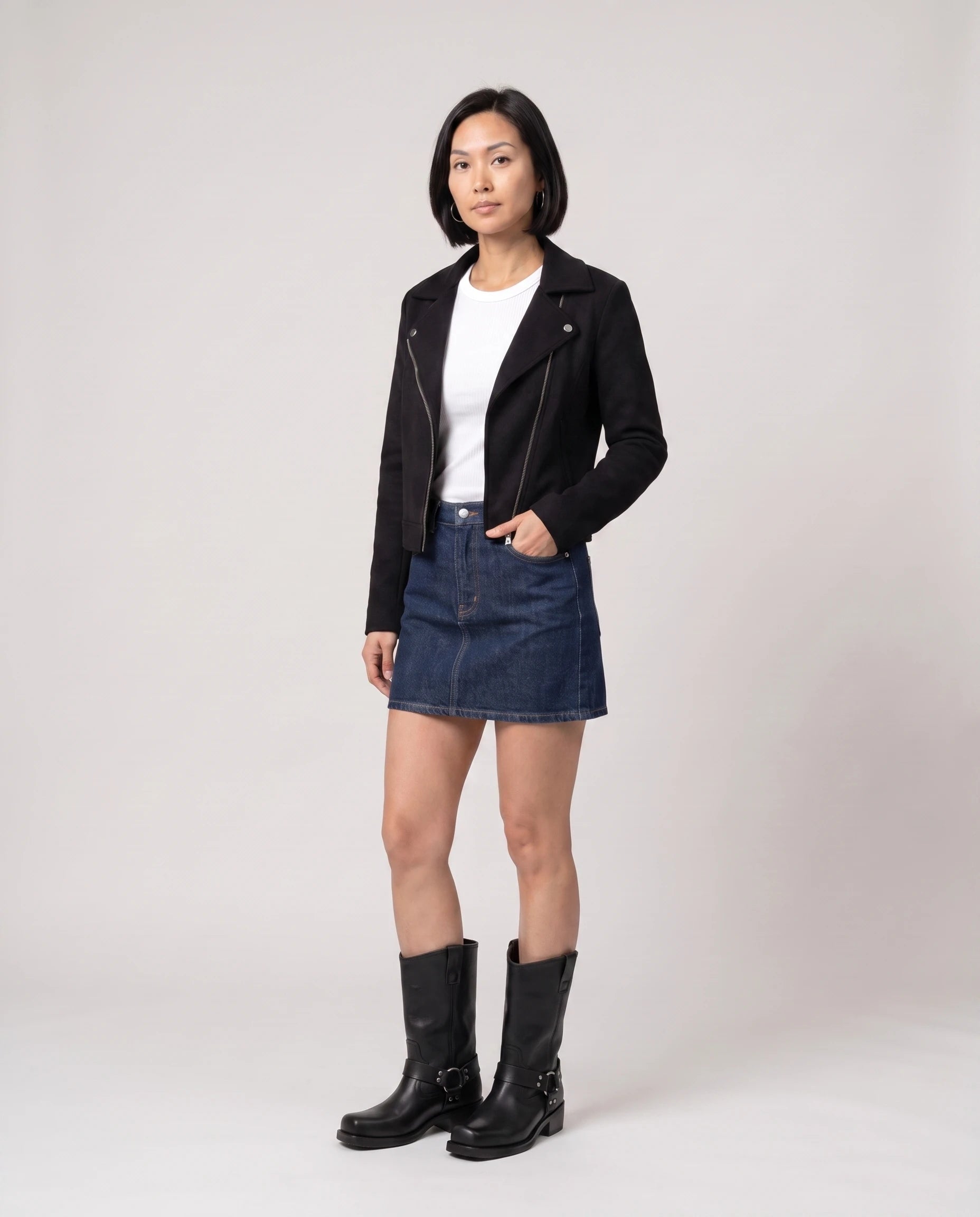 Bottes motardes mi-mollet effet cuir Irmine — Noir, portées en plein pied studio