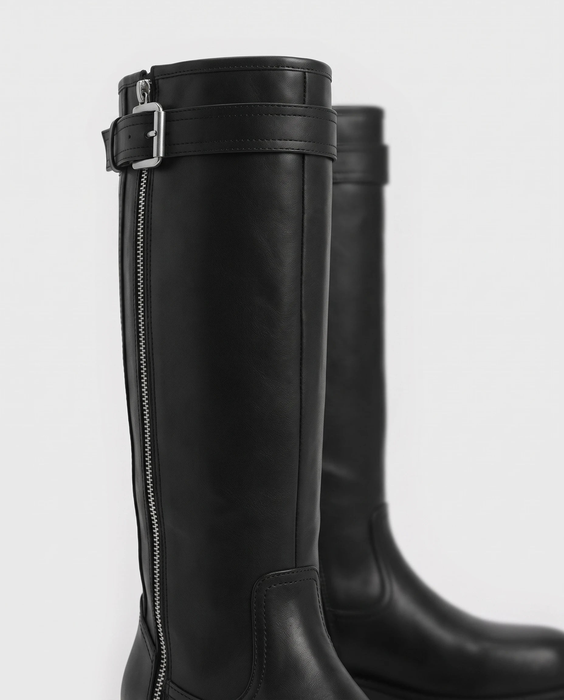 Bottes motardes hautes à zip et boucle Axelle — Noir, détail du zip avant et de la bride à boucle