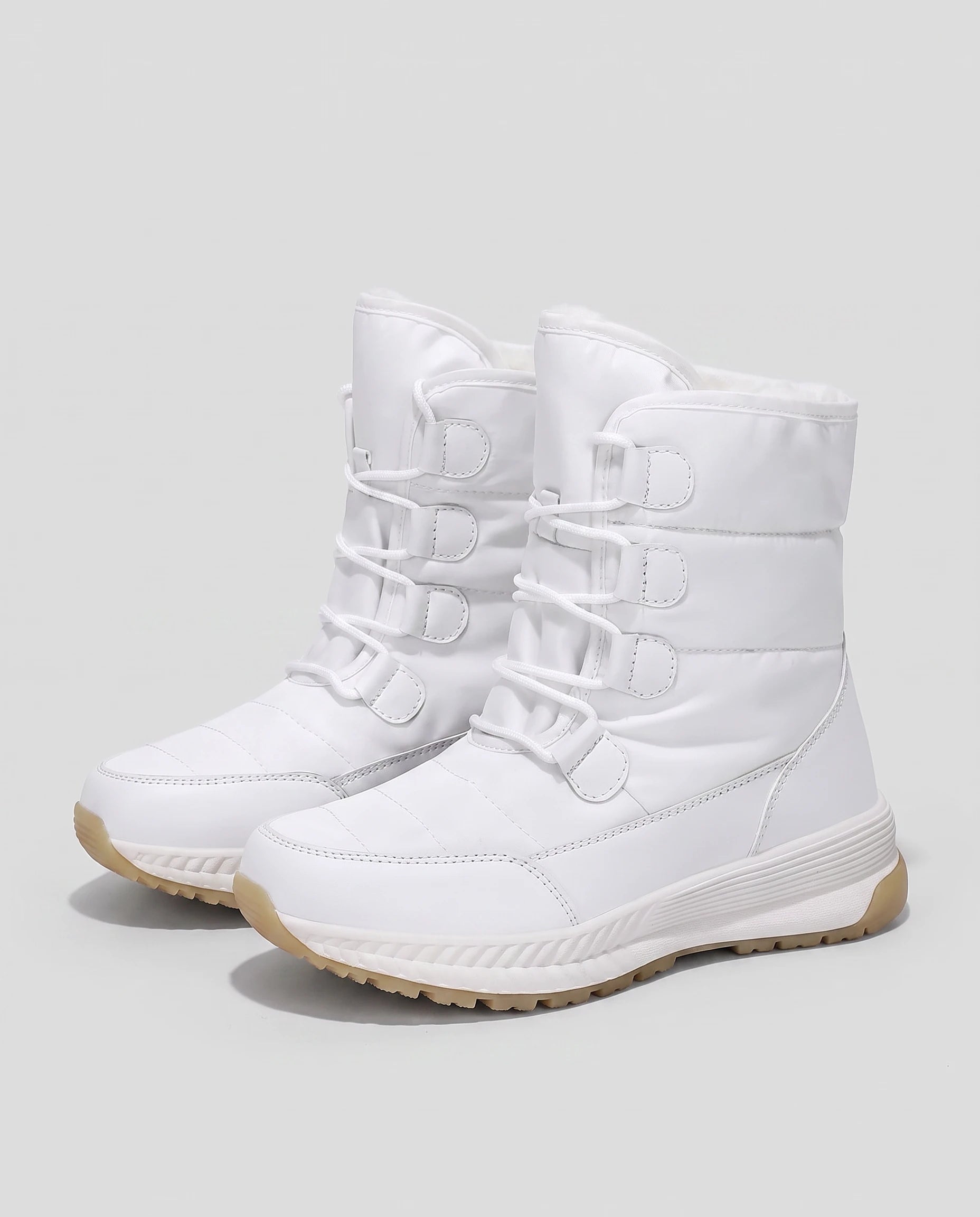 Bottes de neige fourrées à lacets Lorraine — Blanc, paire vue de trois quarts avant en studio
