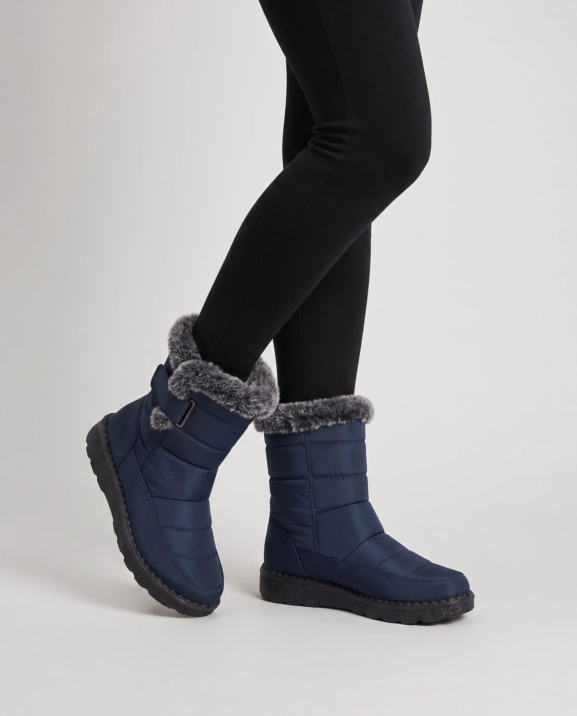 Bottes de neige matelassées imperméables Astride — Bleu Marine, portées en plan rapproché
