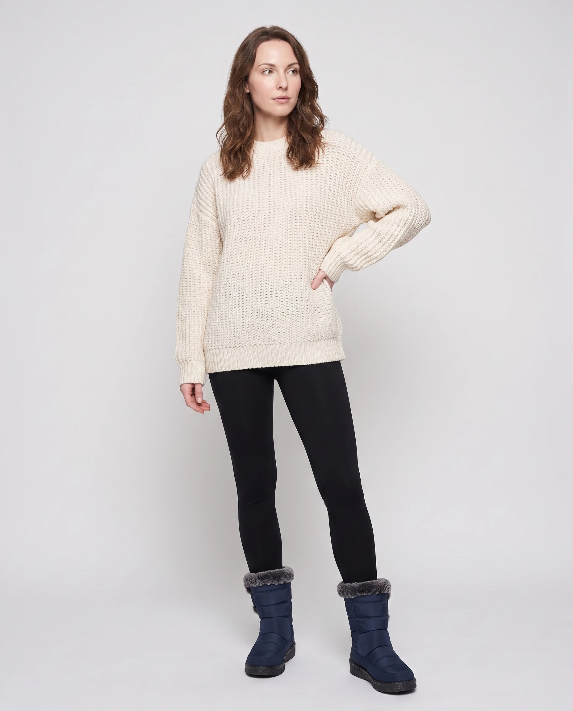 Bottes de neige matelassées imperméables Astride — Bleu Marine, portées en plein pied studio