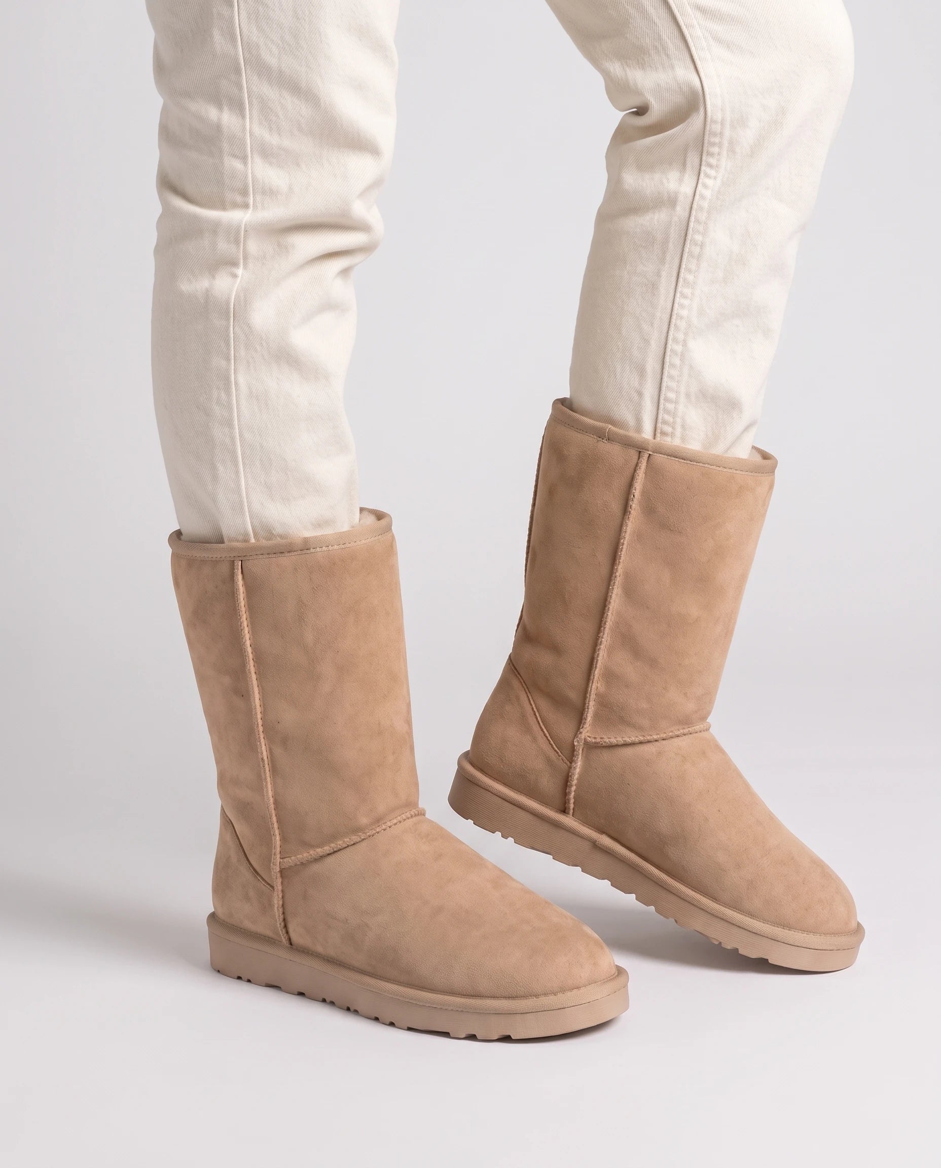 Bottes de neige classiques en suédine Gersande — Beige, portées en plan rapproché