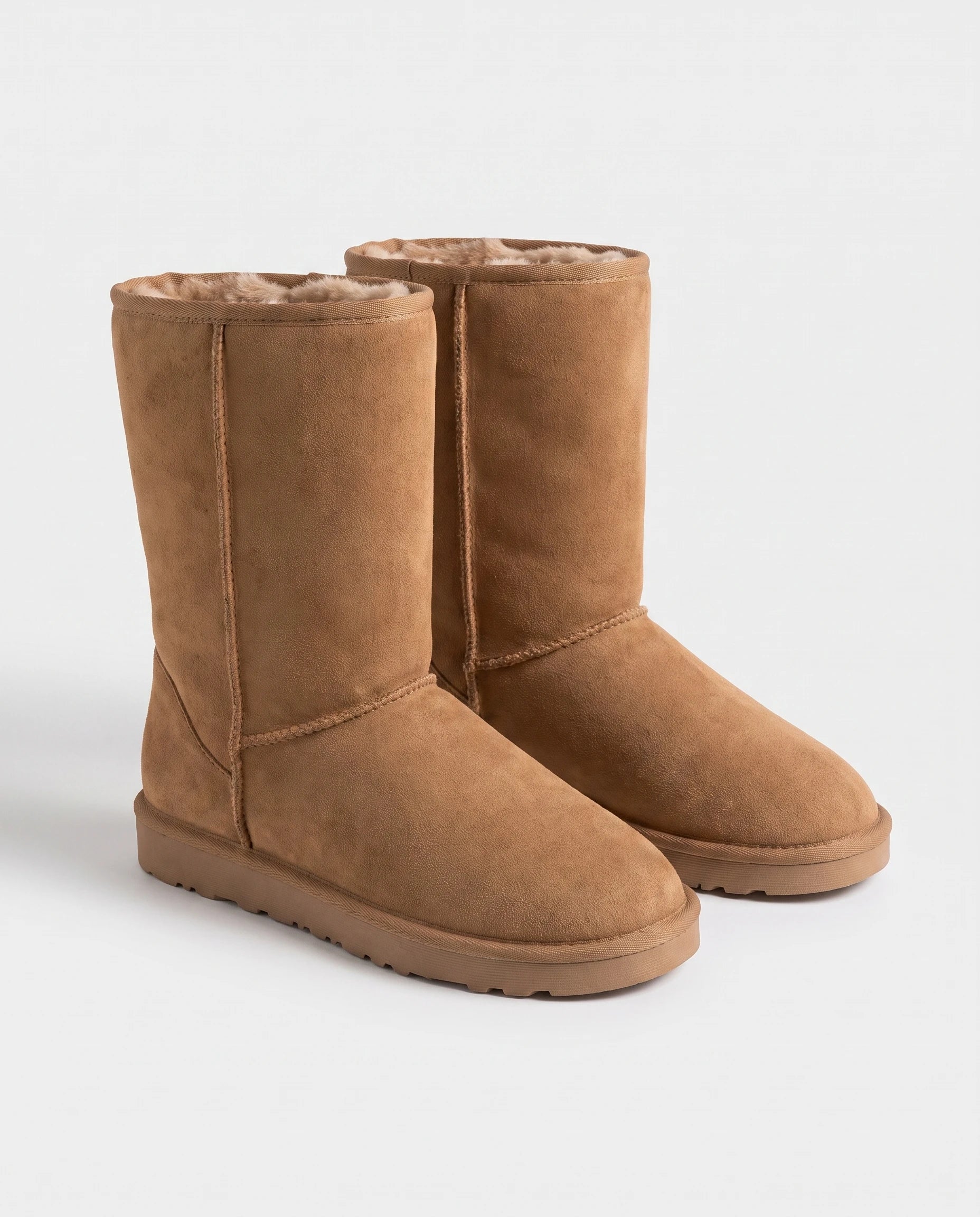 Bottes de neige classiques en suédine Gersande — Camel, paire en packshot studio