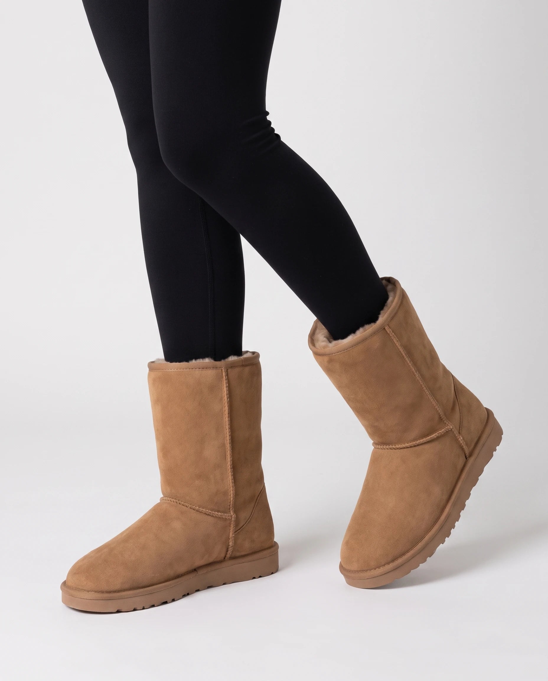 Bottes de neige classiques en suédine Gersande — Camel, portées en plan rapproché