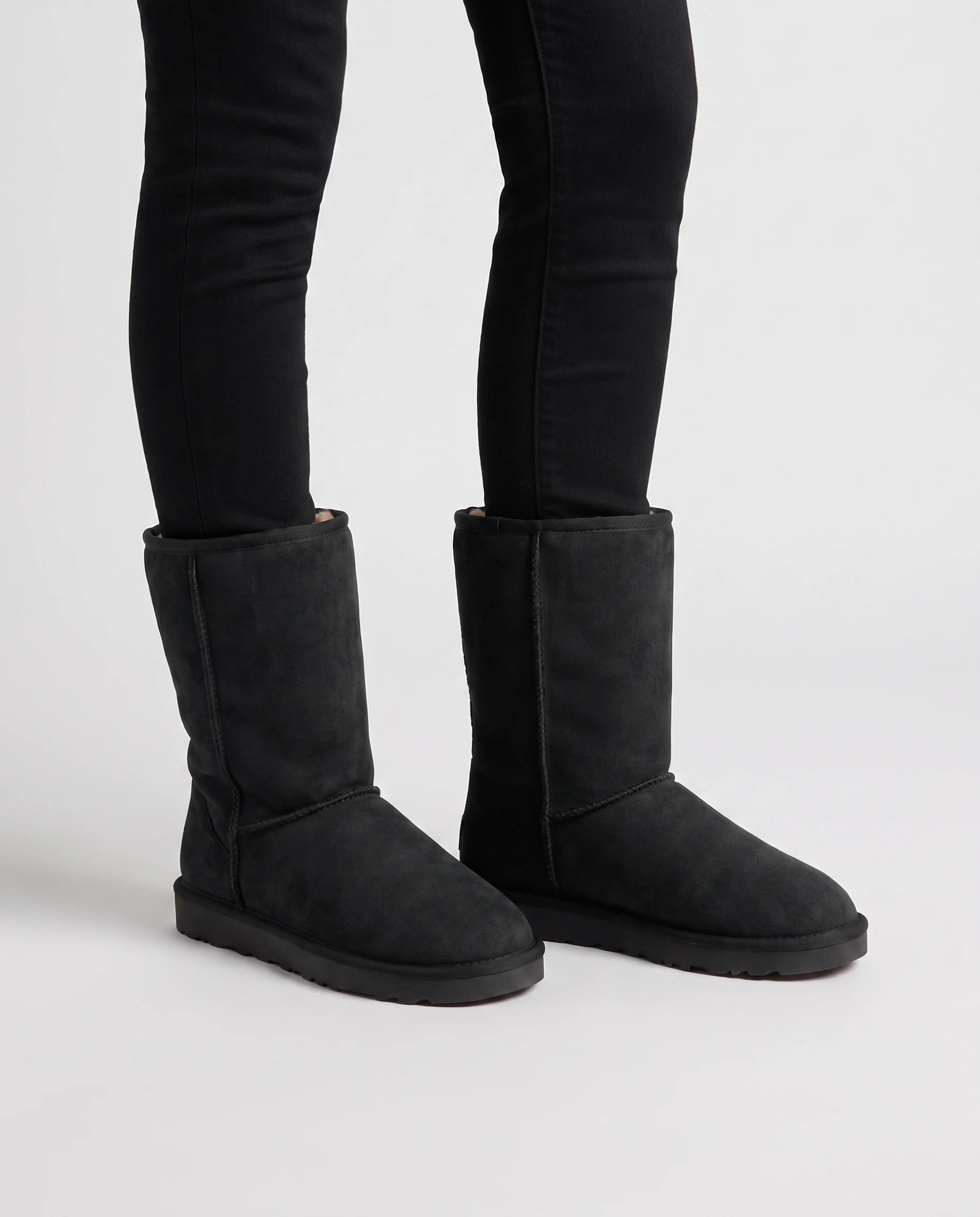 Bottes de neige classiques en suédine Gersande — Noir, portées en plan rapproché