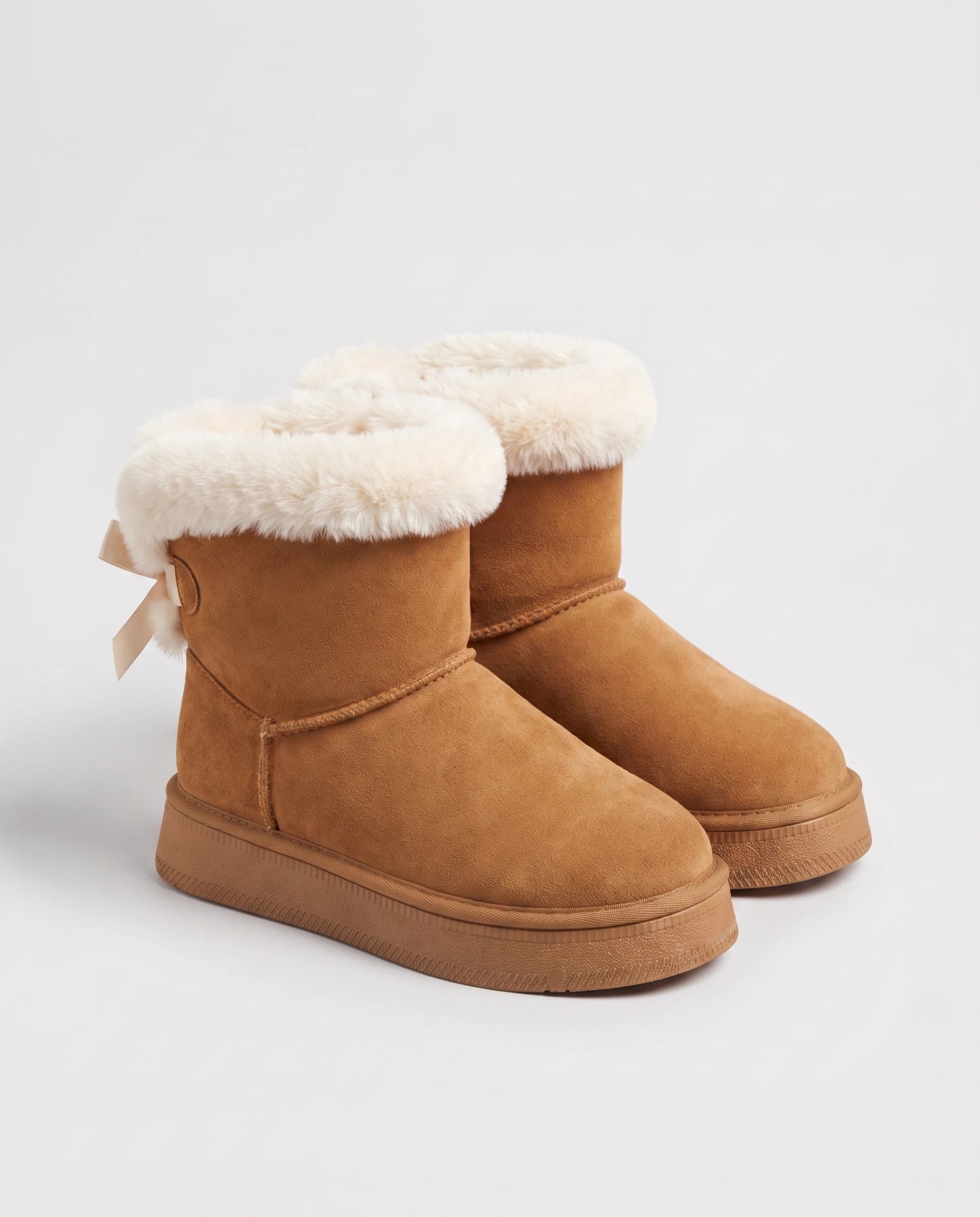 Bottes de neige à nœud et col fourrure Opaline — Camel, paire en packshot studio