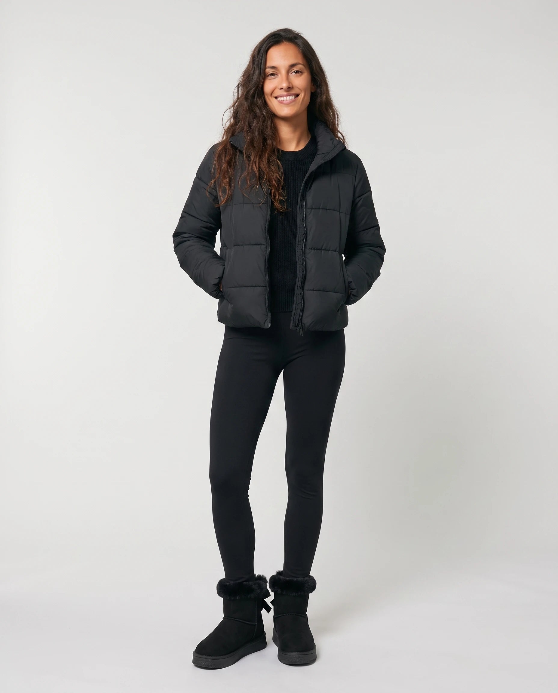 Bottes de neige à nœud et col fourrure Opaline — Noir, portées en plein pied studio