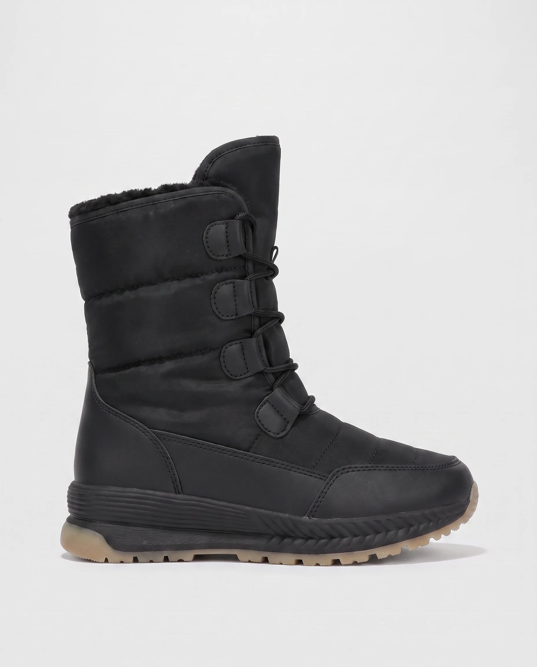 Bottes de neige fourrées à lacets Lorraine — Noir, botte vue de profil, semelle crantée et passants en D visibles