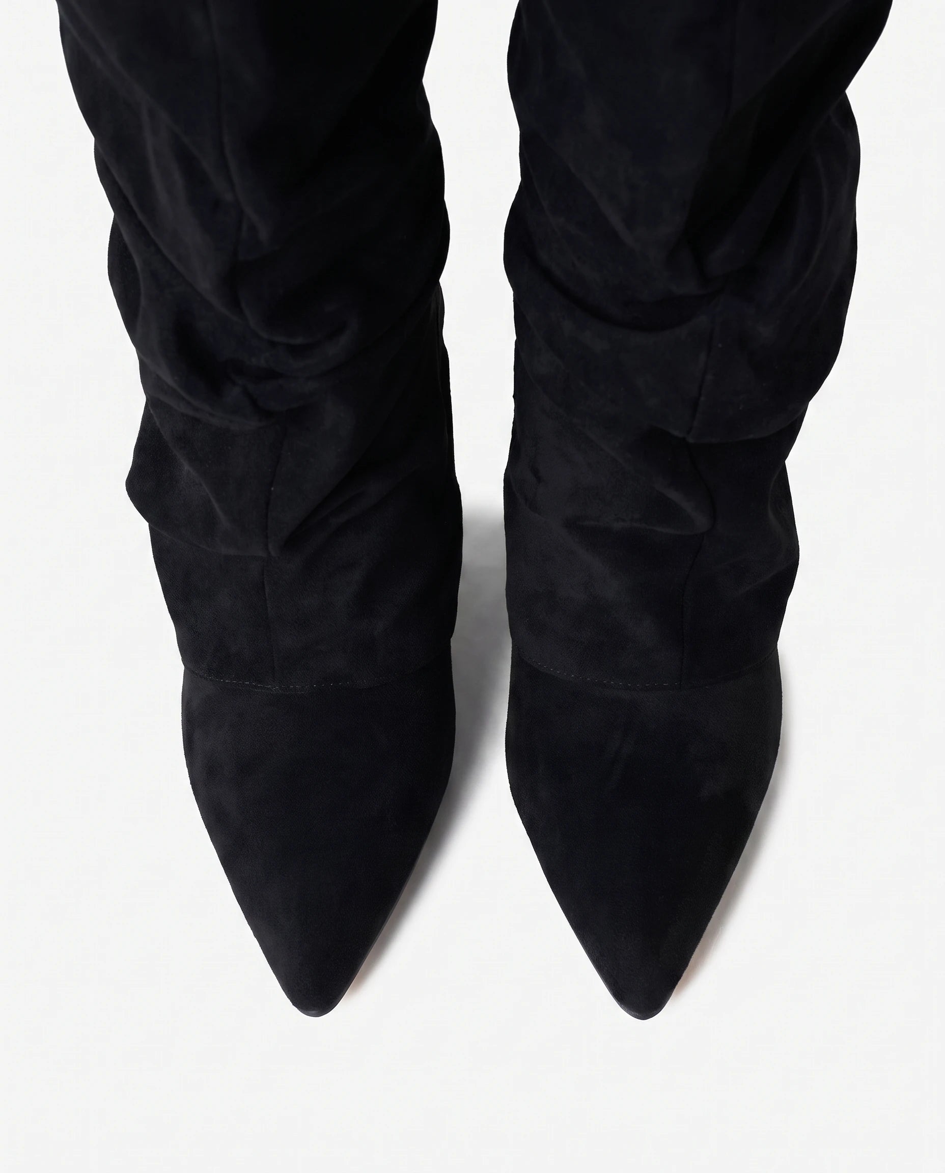 Bottes hautes slouchy en suédine Athénaïs — Noir, détail des bouts pointus