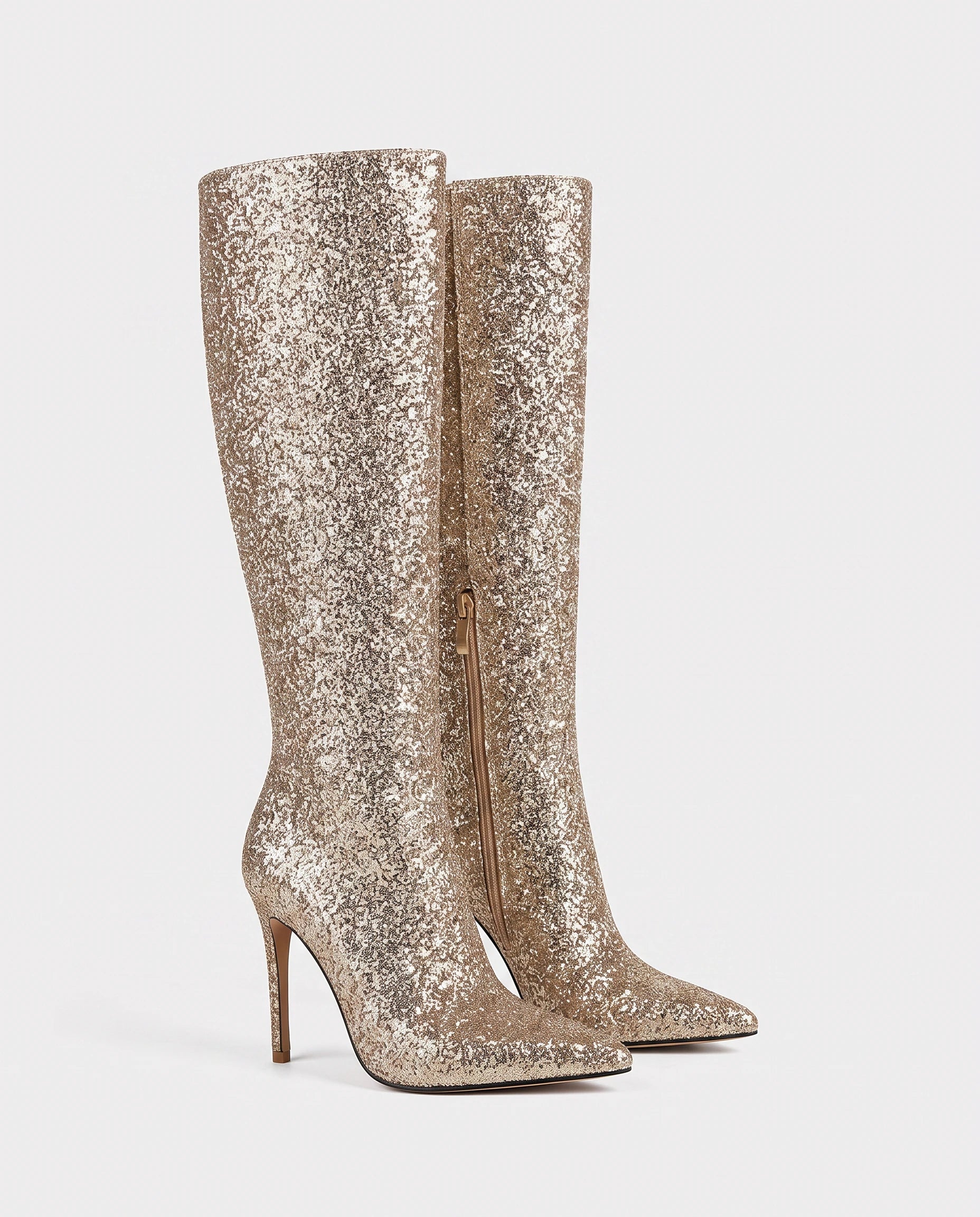 Bottes hautes à paillettes à talon aiguille Amarante — Doré, paire vue de trois quarts en studio