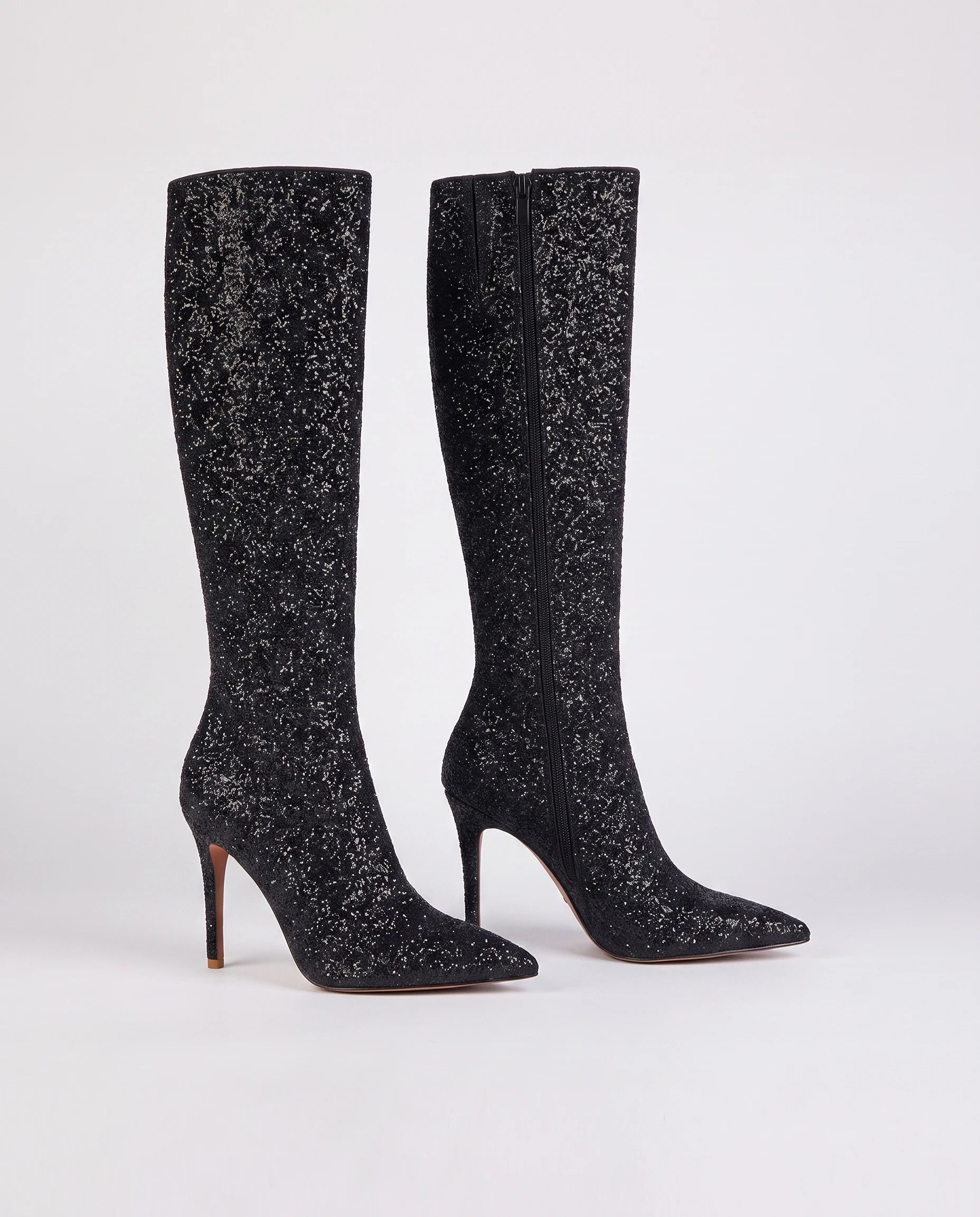 Bottes hautes à paillettes à talon aiguille Amarante — Noir, paire vue de profil en studio
