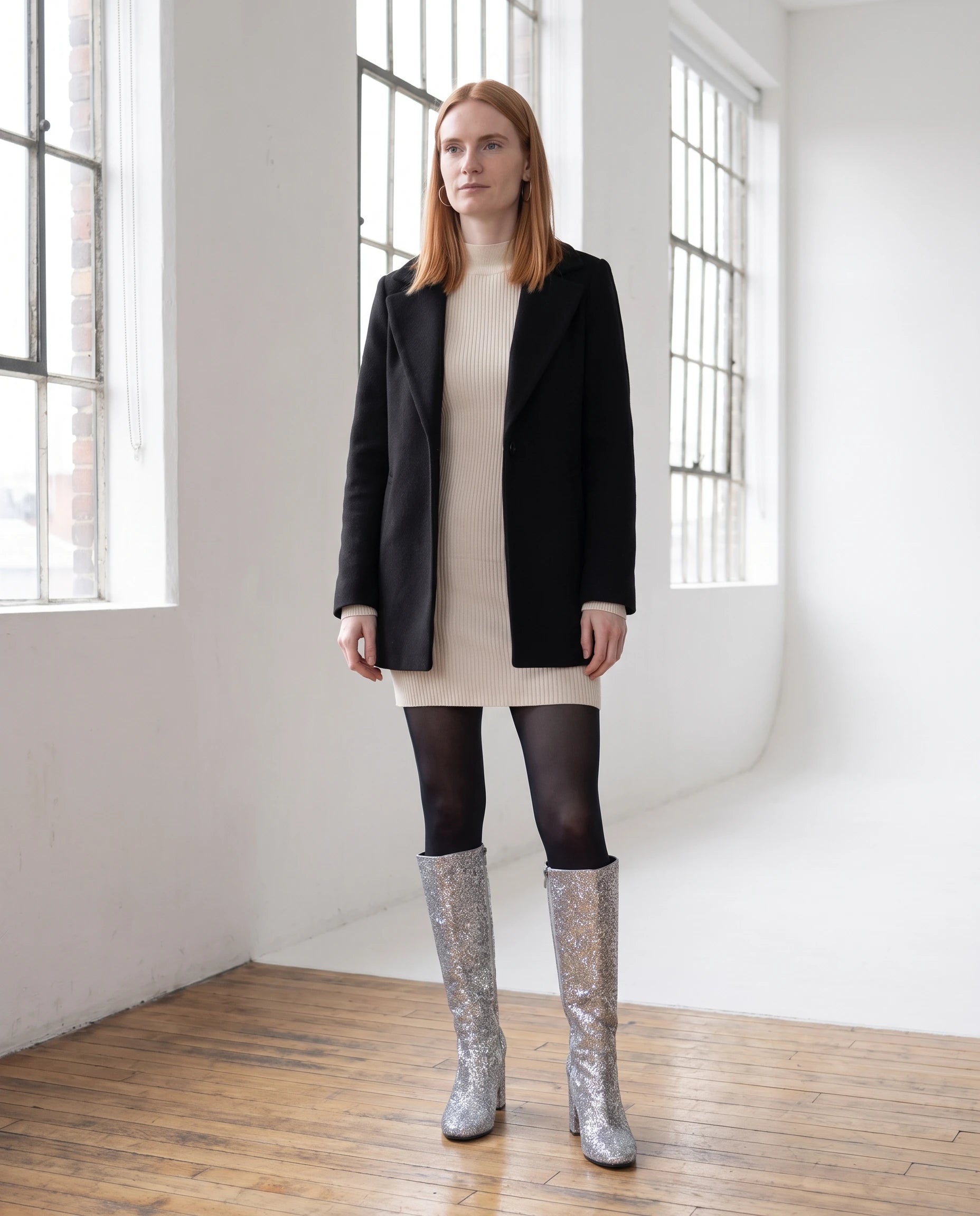 Bottes hautes à paillettes à talon large Éliette — Argent, portées dans un loft blanc aux grandes fenêtres
