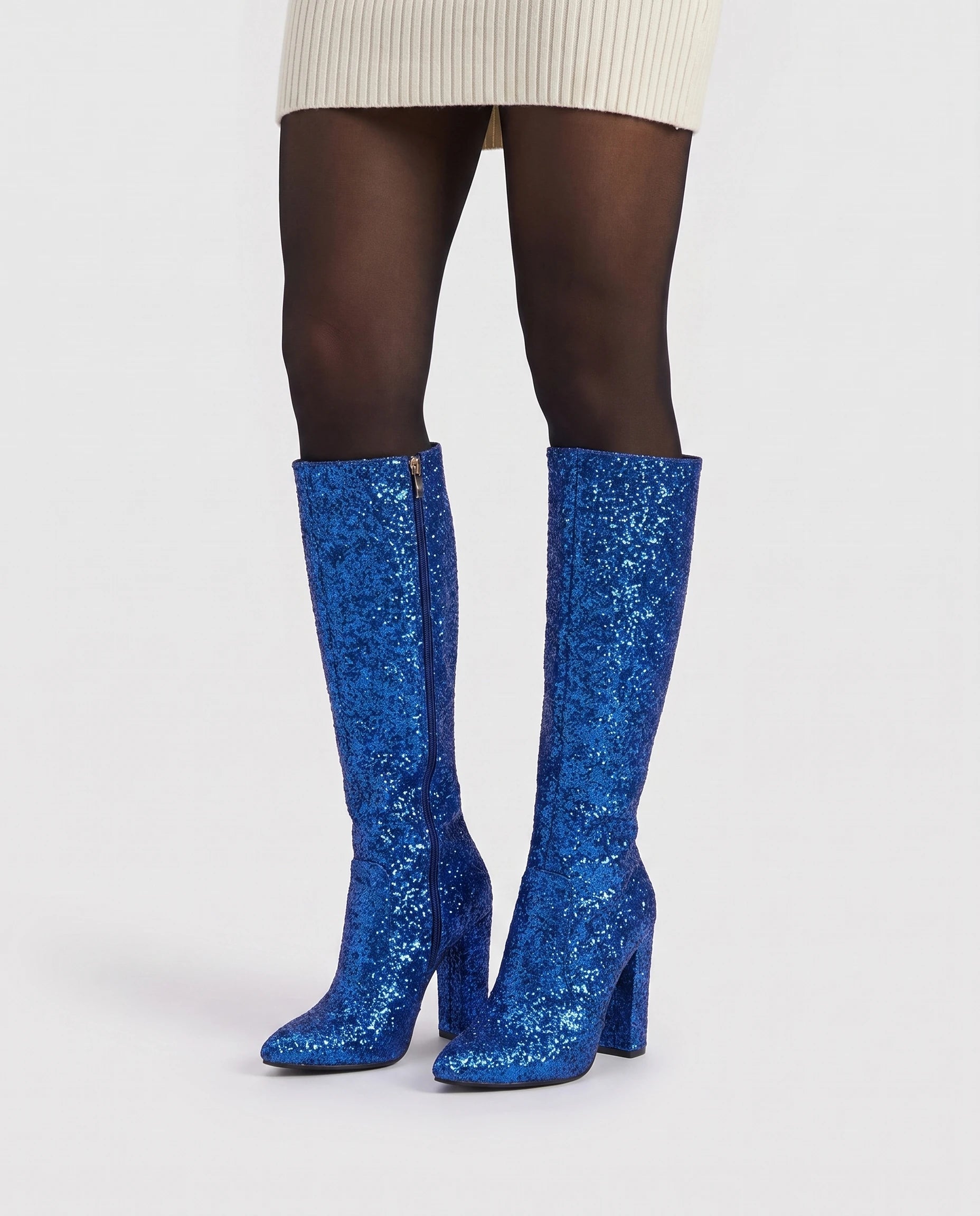Bottes hautes à paillettes à talon large Éliette — Bleu Royal, portées en plan rapproché, chevilles rapprochées