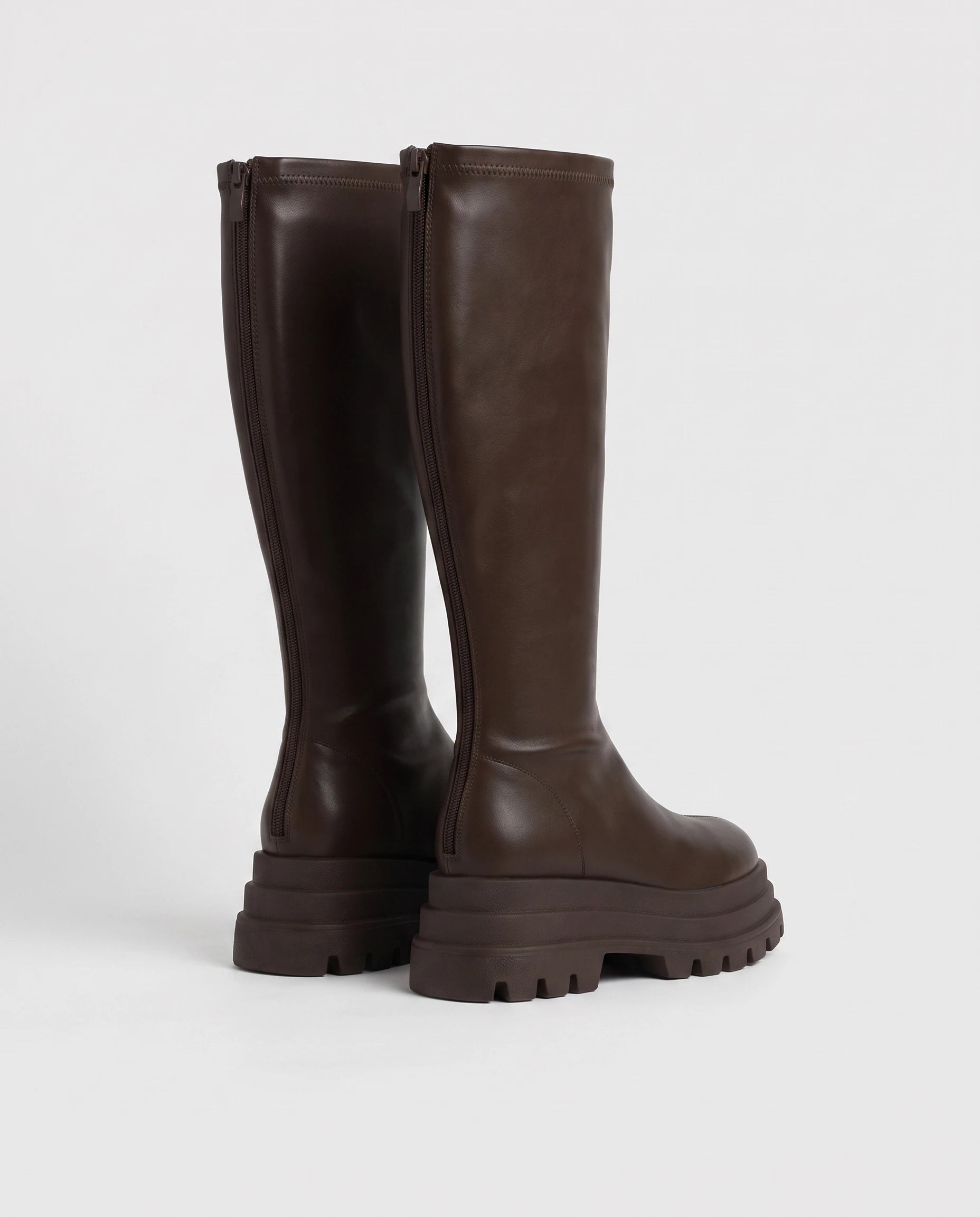 Bottes hautes à plateforme crantée Sigolène — Chocolat Foncé, paire vue de trois quarts arrière en studio, zip visible