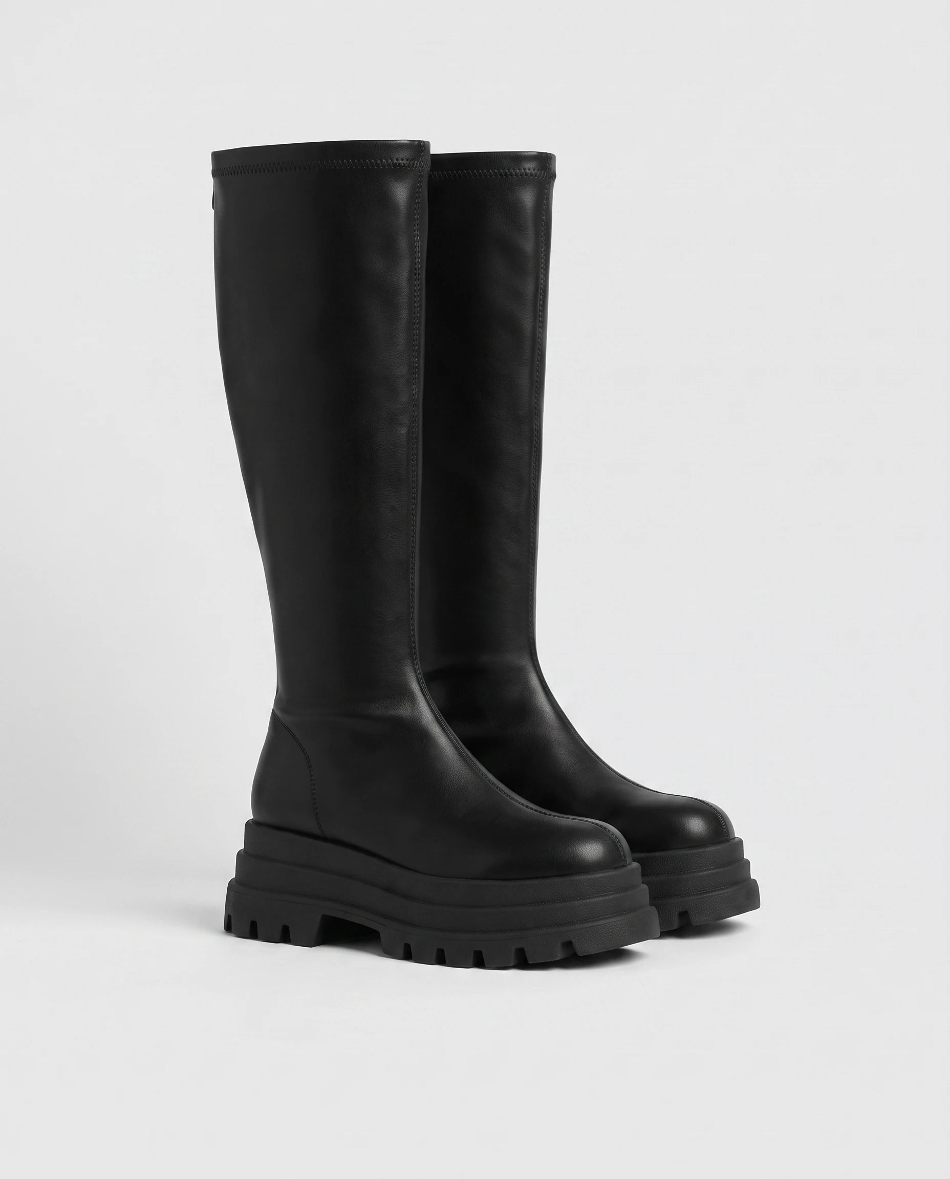 Bottes hautes à plateforme crantée Sigolène — Noir, paire vue de trois quarts en studio