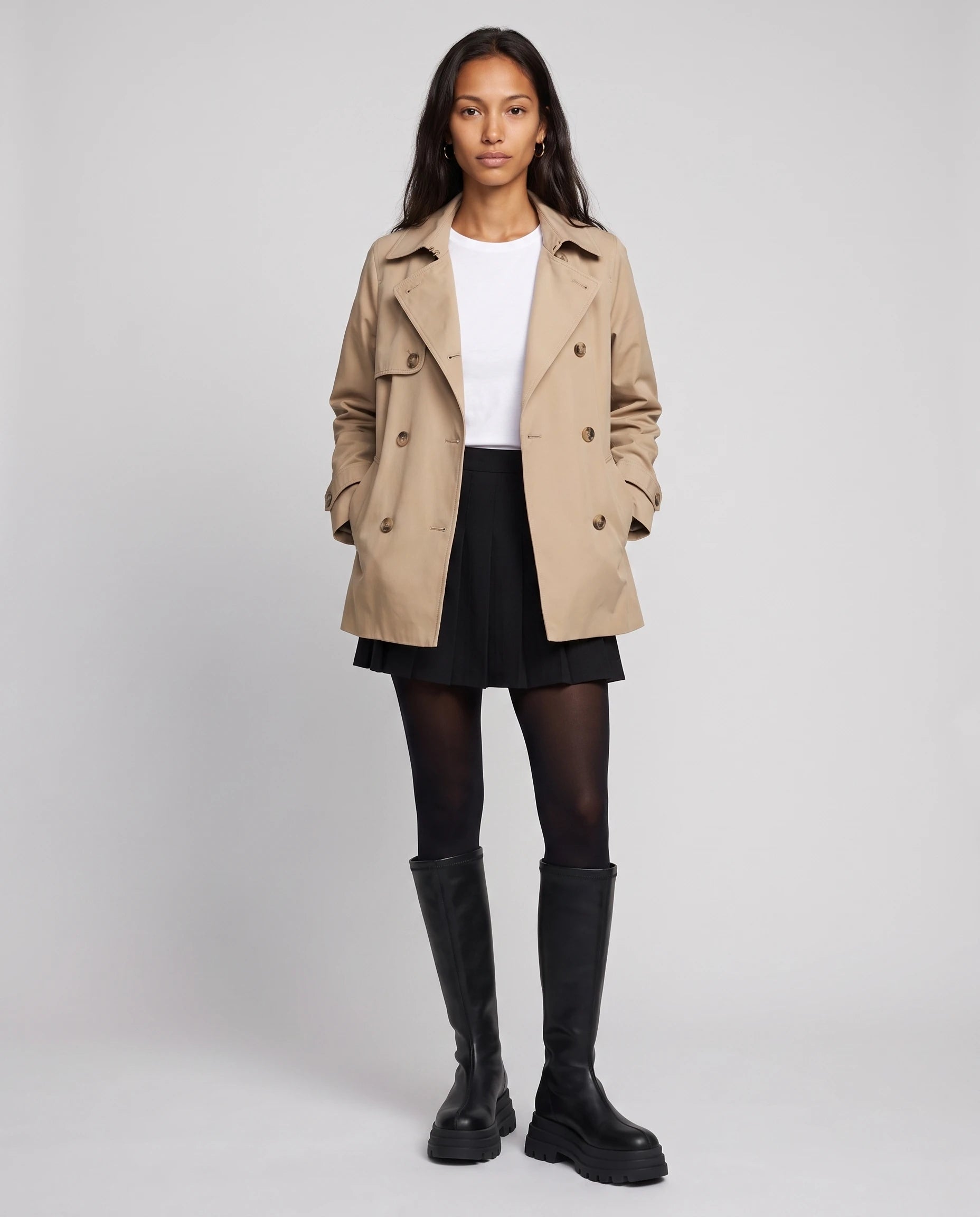 Bottes hautes à plateforme crantée Sigolène — Noir, portées en plein pied studio avec un trench court beige
