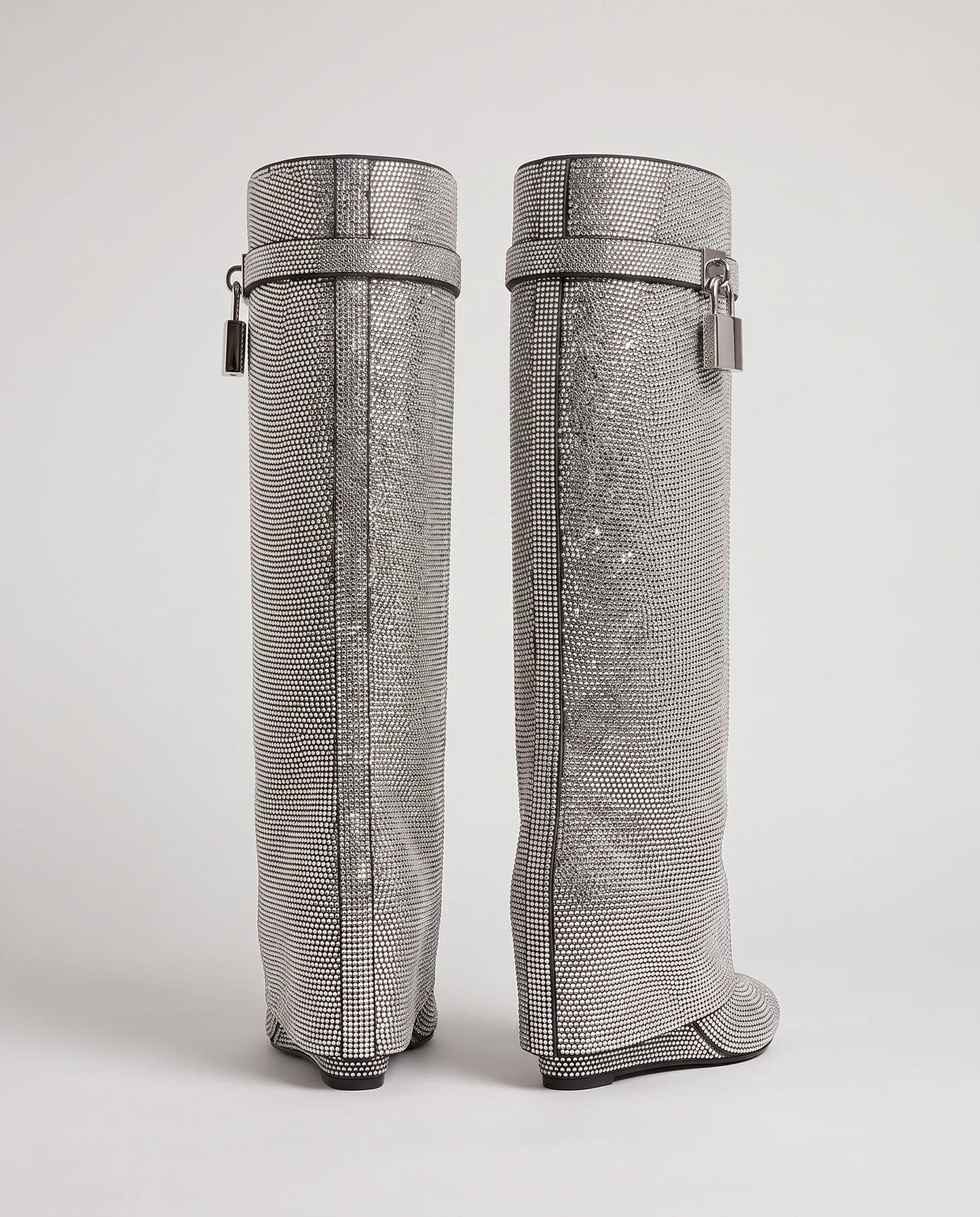 Bottes hautes à rabat et cadenas à strass Aymeline — Argent, paire vue de trois quarts arrière en studio