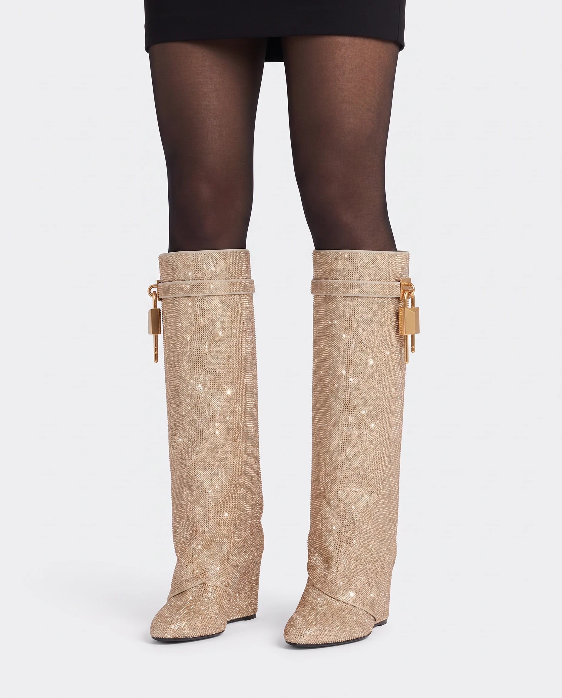 Bottes hautes à rabat et cadenas à strass Aymeline — Beige Champagne, portées en plan rapproché, chevilles rapprochées