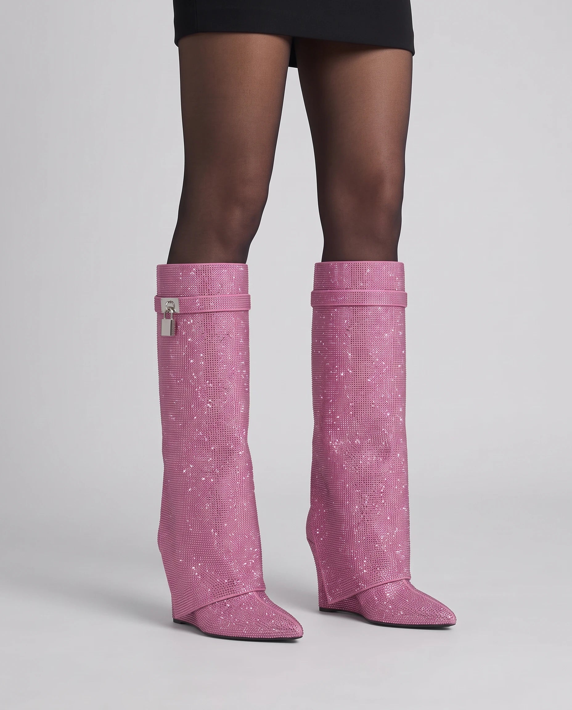 Bottes hautes à rabat et cadenas à strass Aymeline — Rose Bonbon, portées en plan rapproché, pieds écartés largeur de hanches