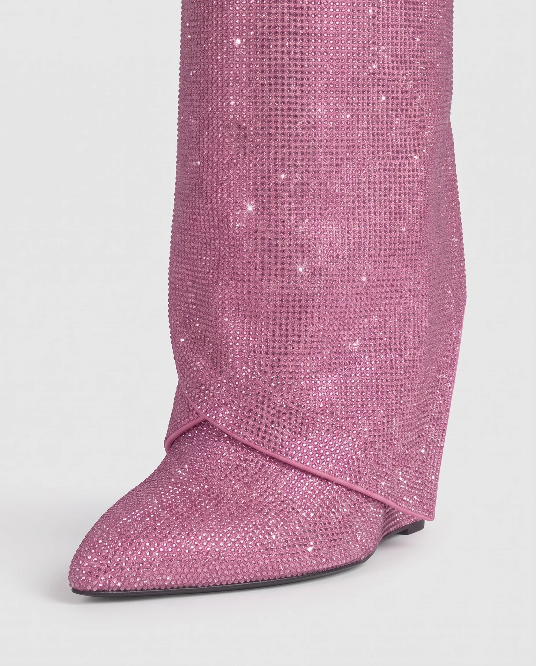 Bottes hautes à rabat et cadenas à strass Aymeline — Rose Bonbon, détail du rabat croisé et de sa pointe sur le bout du pied