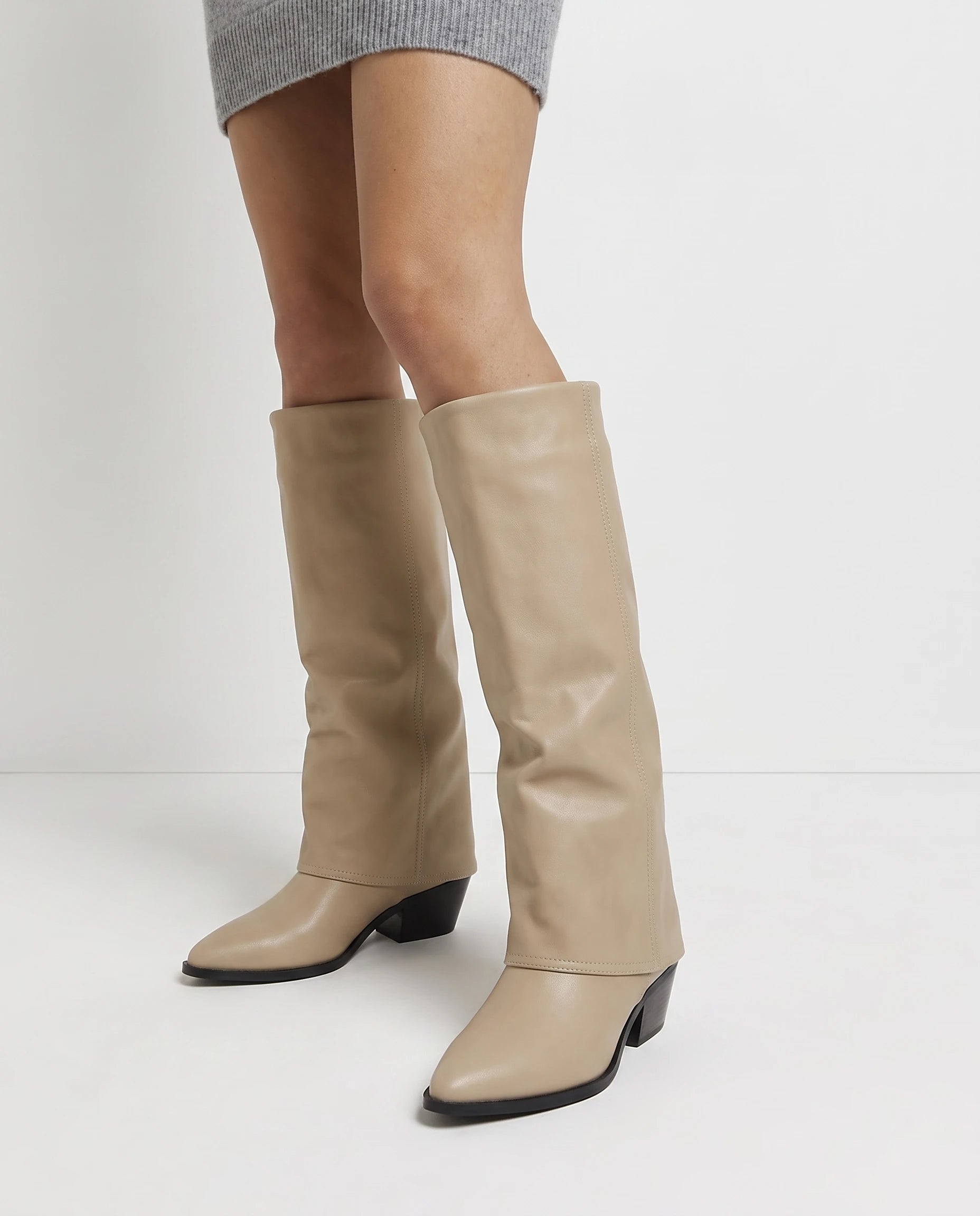 Bottes hautes à revers en simili Rosemarie — Beige, portées en plan rapproché