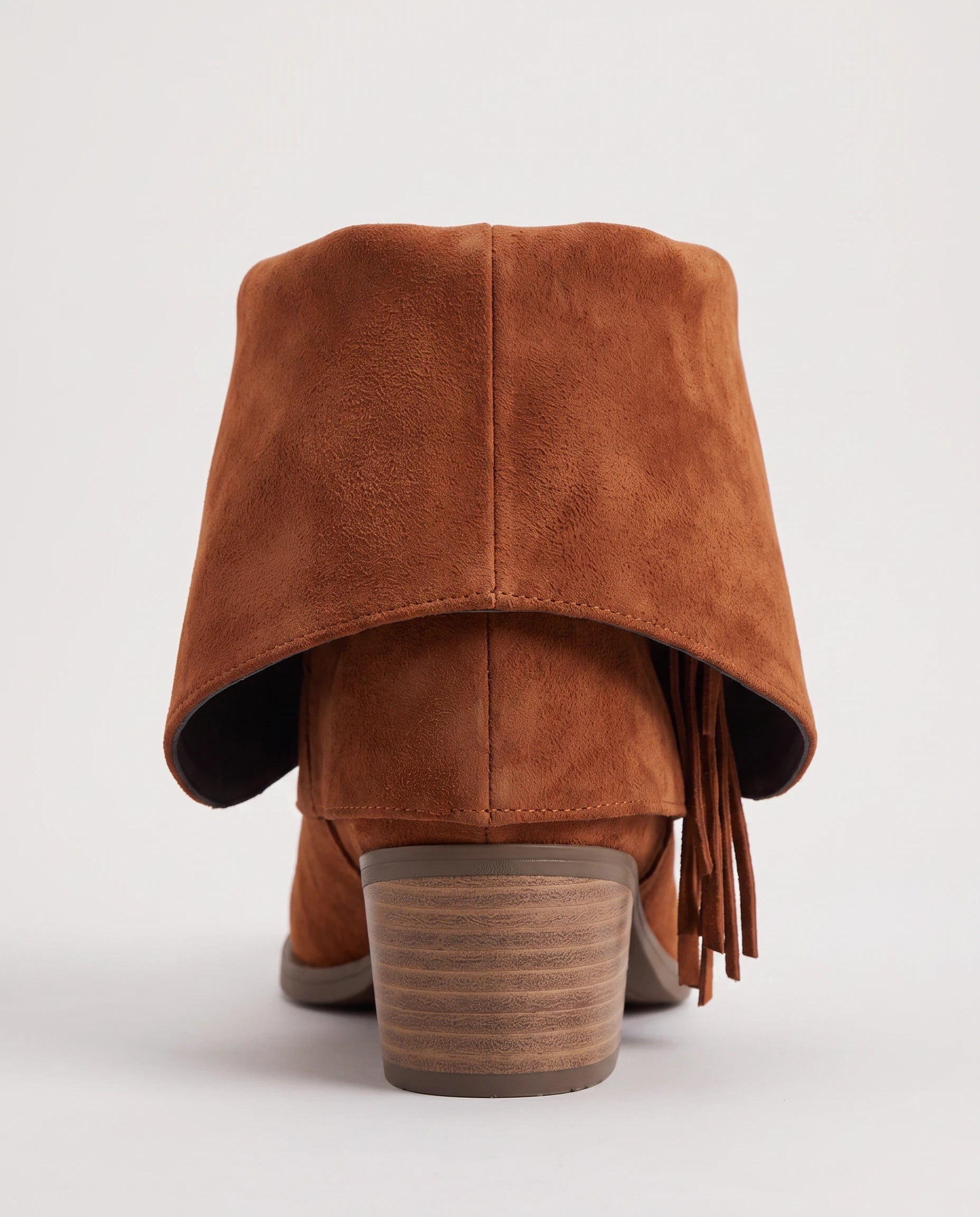 Bottes mi-mollet à revers et franges Coraline — Cognac, détail du revers replié et du talon empilé
