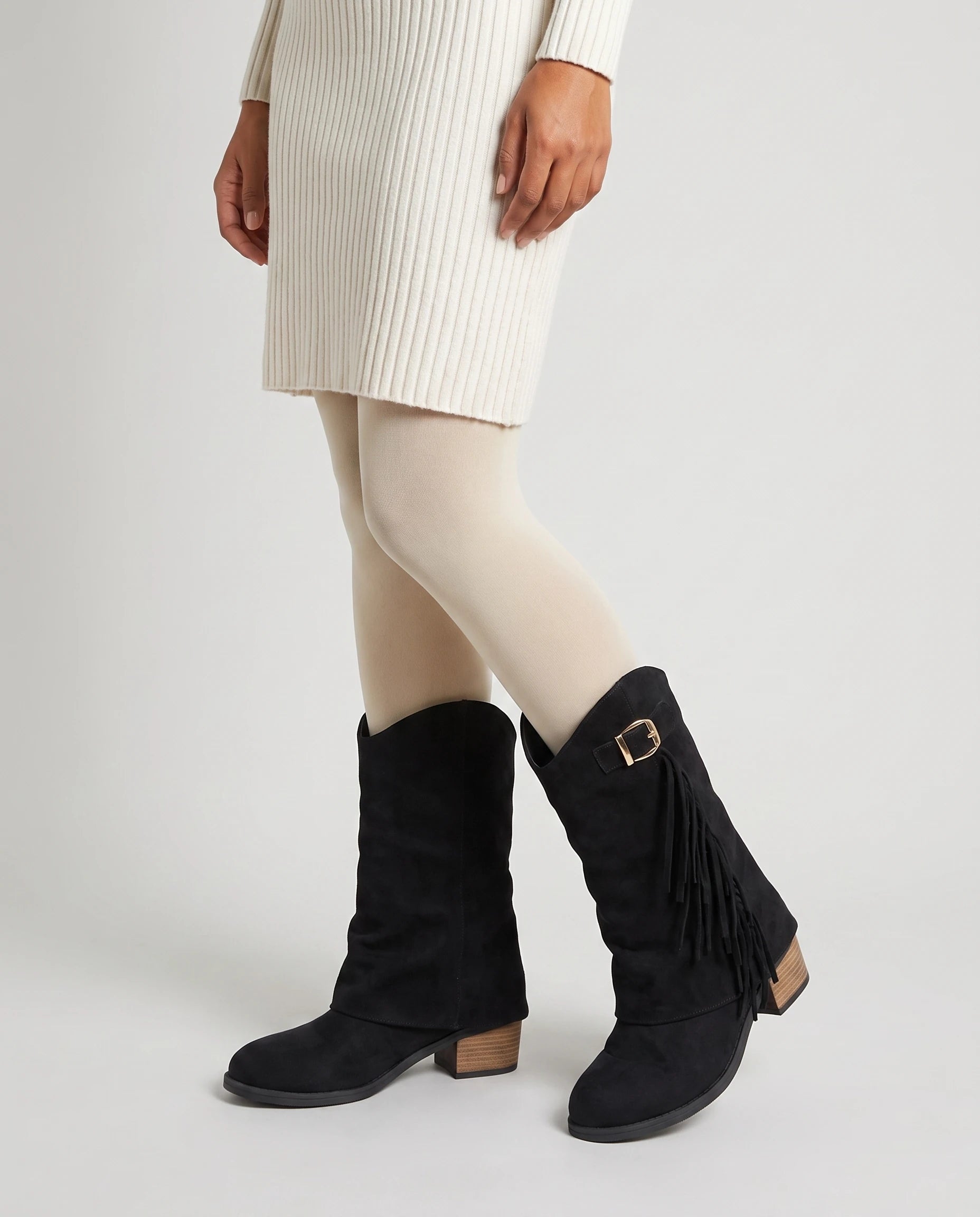 Bottes mi-mollet à revers et franges Coraline — Noir, portées en plan rapproché avec une robe-pull écrue