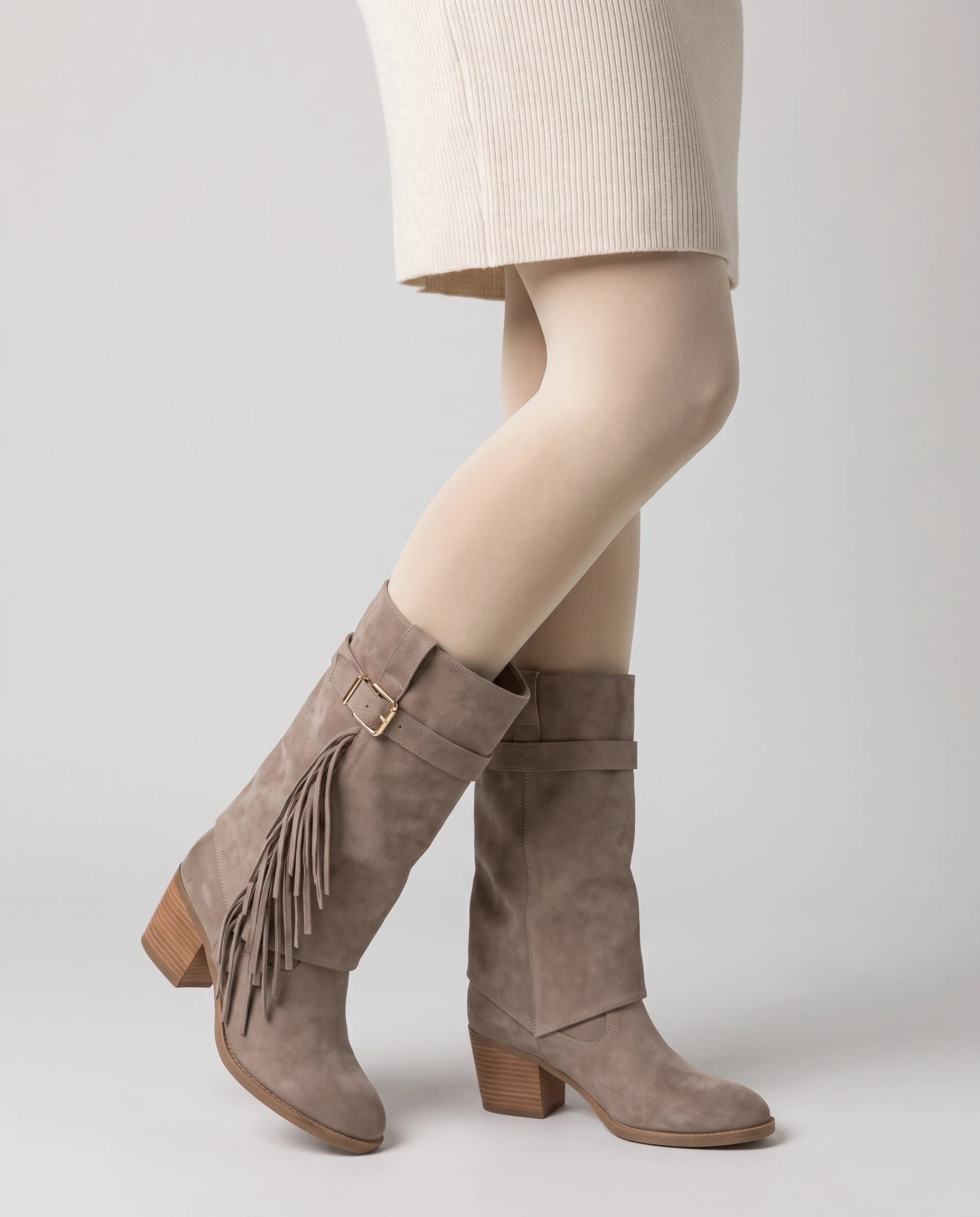 Bottes mi-mollet à revers et franges Coraline — Taupe, portées en plan rapproché, chevilles croisées