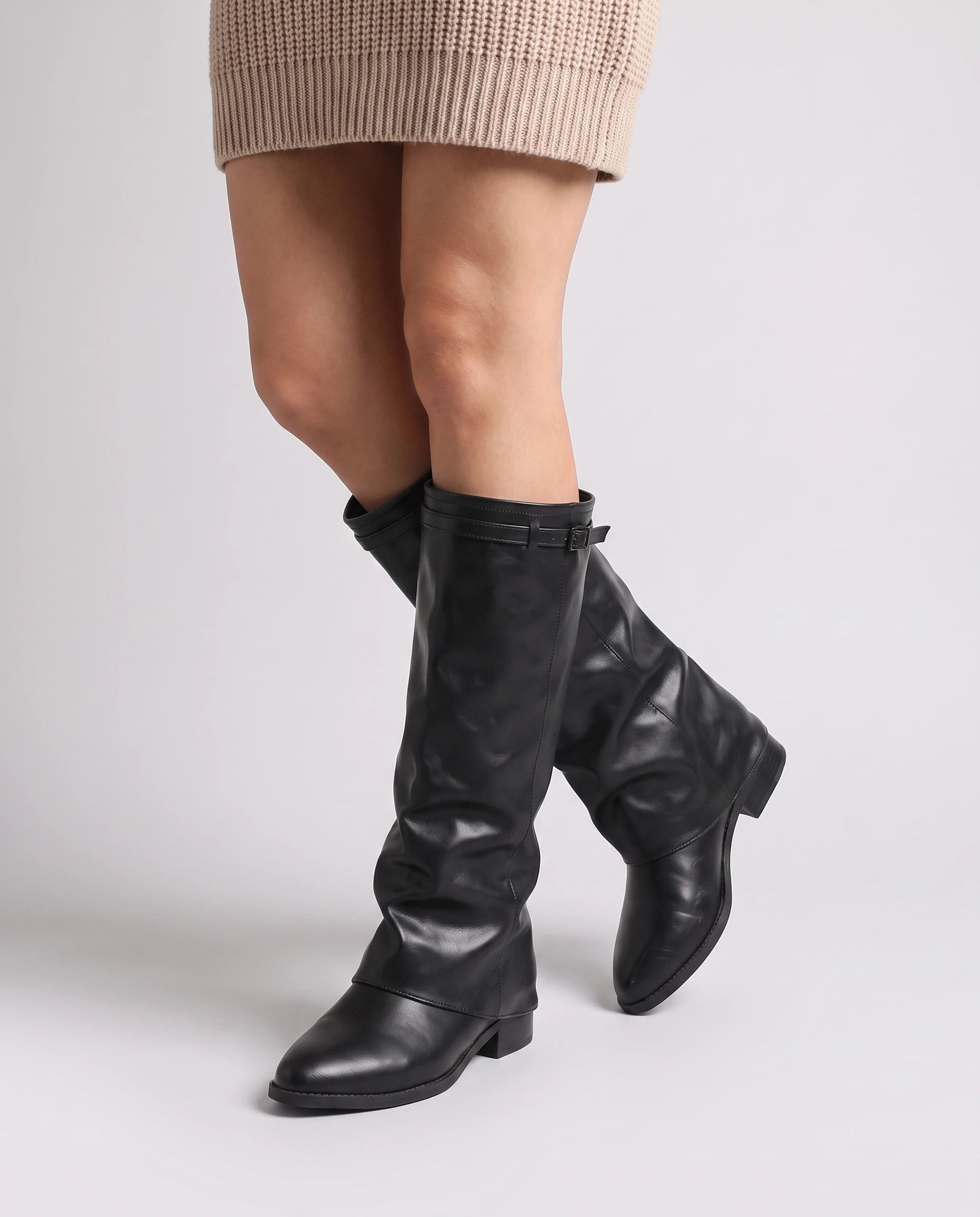 Bottes hautes à revers bouclé effet cuir Ysolde — Noir, portées en plan rapproché