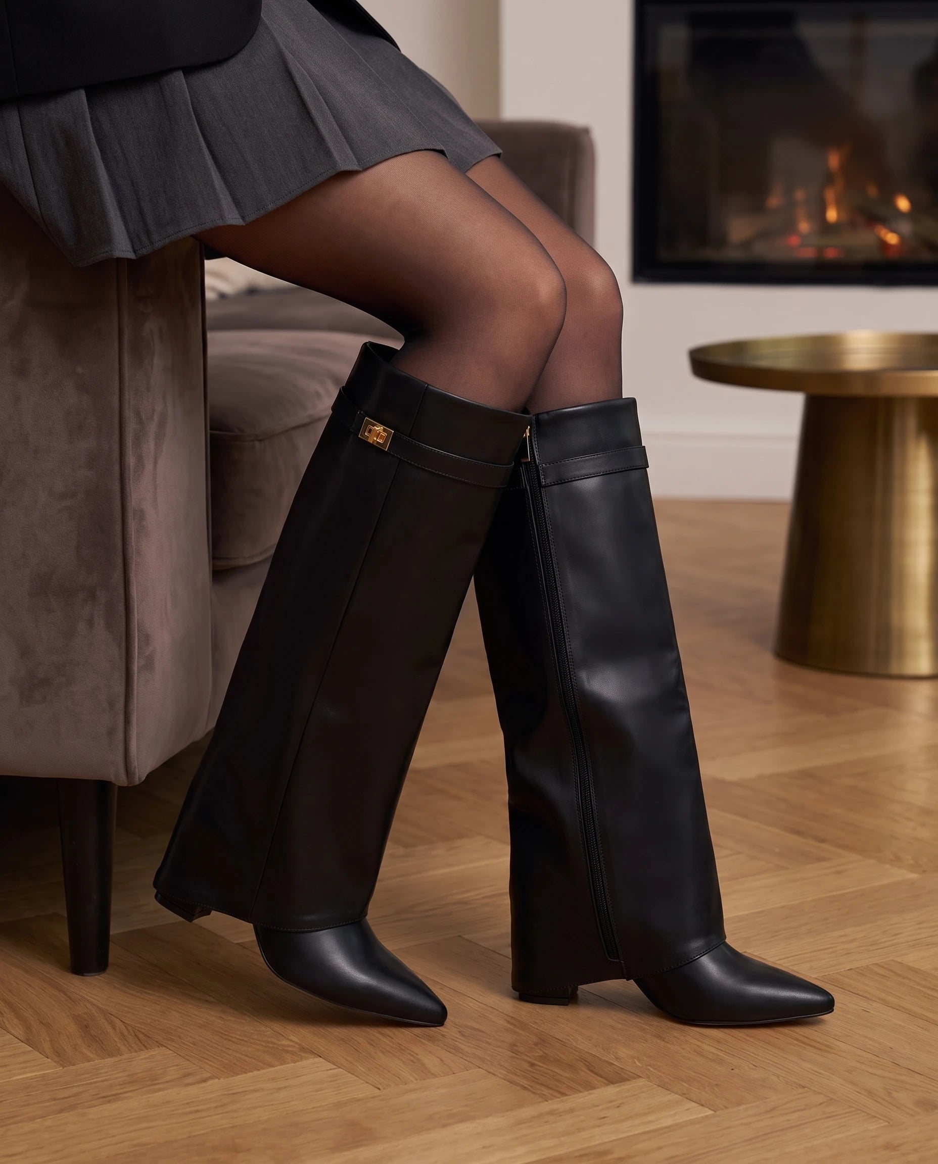 Bottes hautes à revers effet cuir Zénaïde — Noir, portées de trois quarts avec zip intérieur