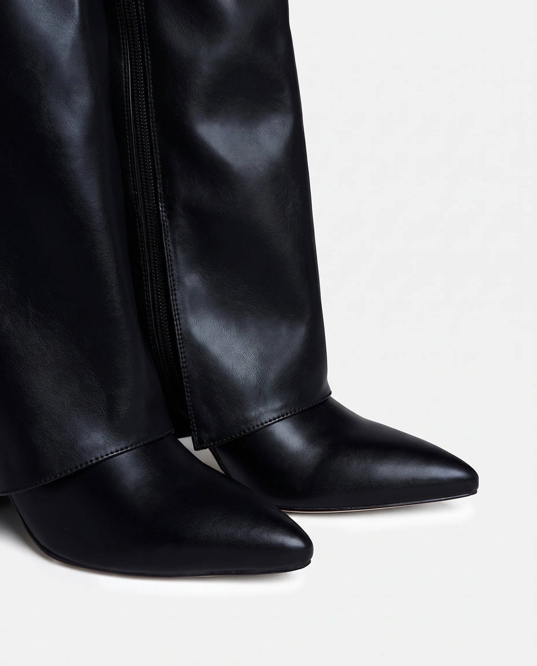Bottes hautes à revers effet cuir Zénaïde — Noir, détail des bouts pointus et du revers
