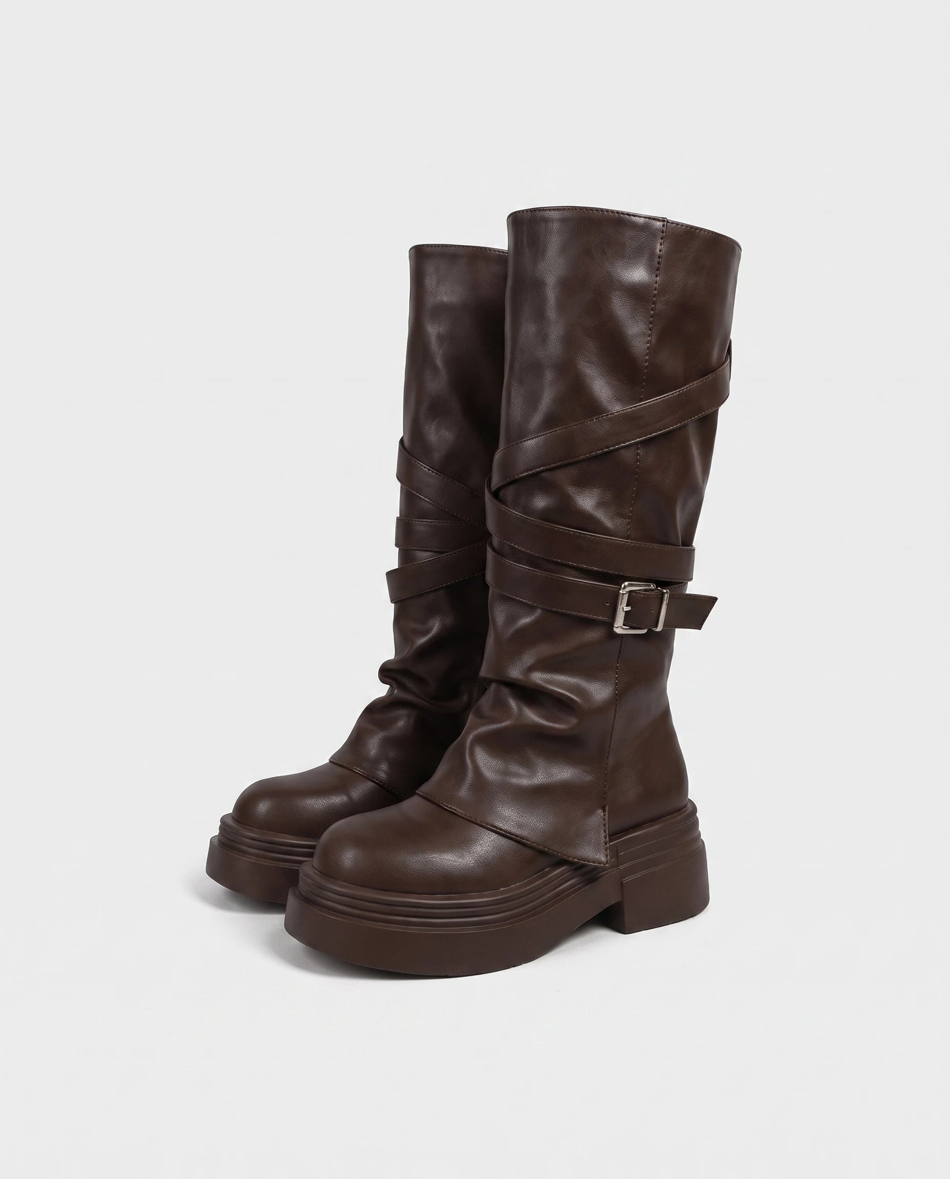 Bottes à sangles croisées et plateforme Judicaëlle — Brun, paire en packshot studio