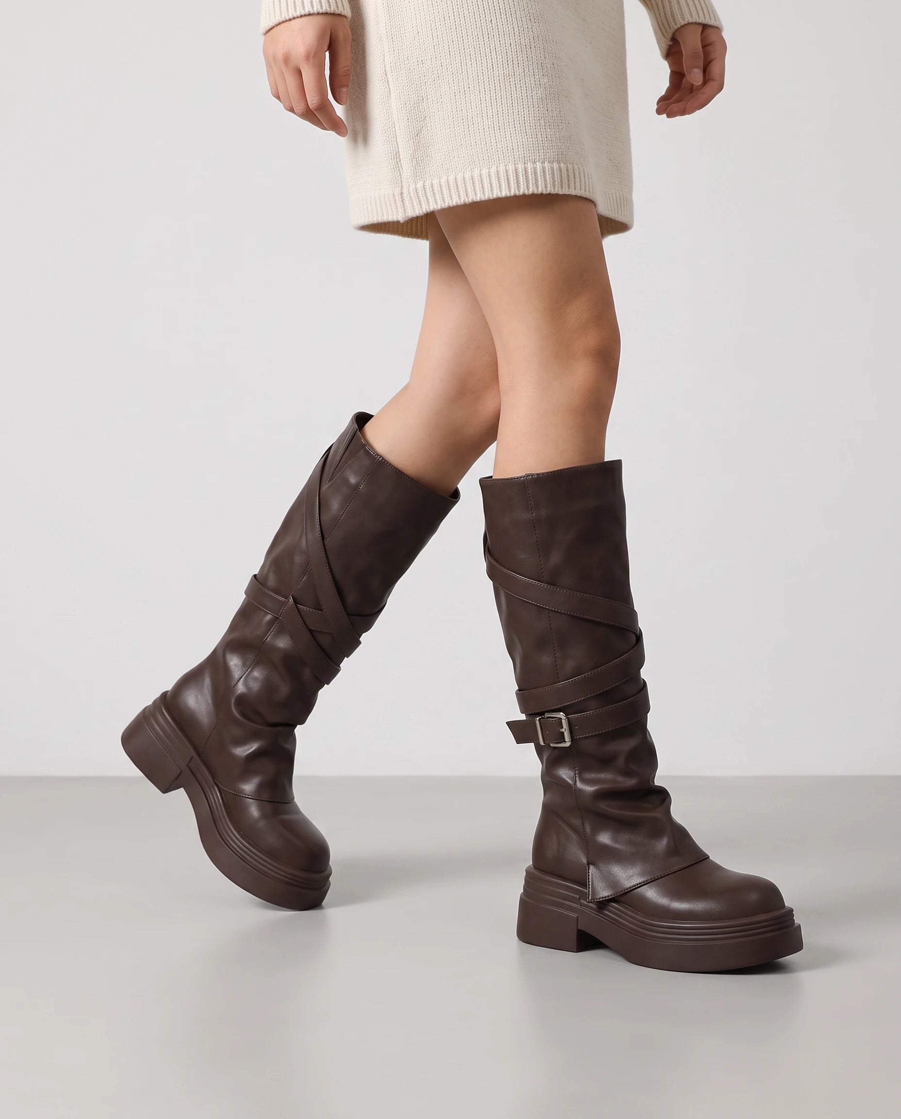Bottes à sangles croisées et plateforme Judicaëlle — Brun, portées en plan rapproché