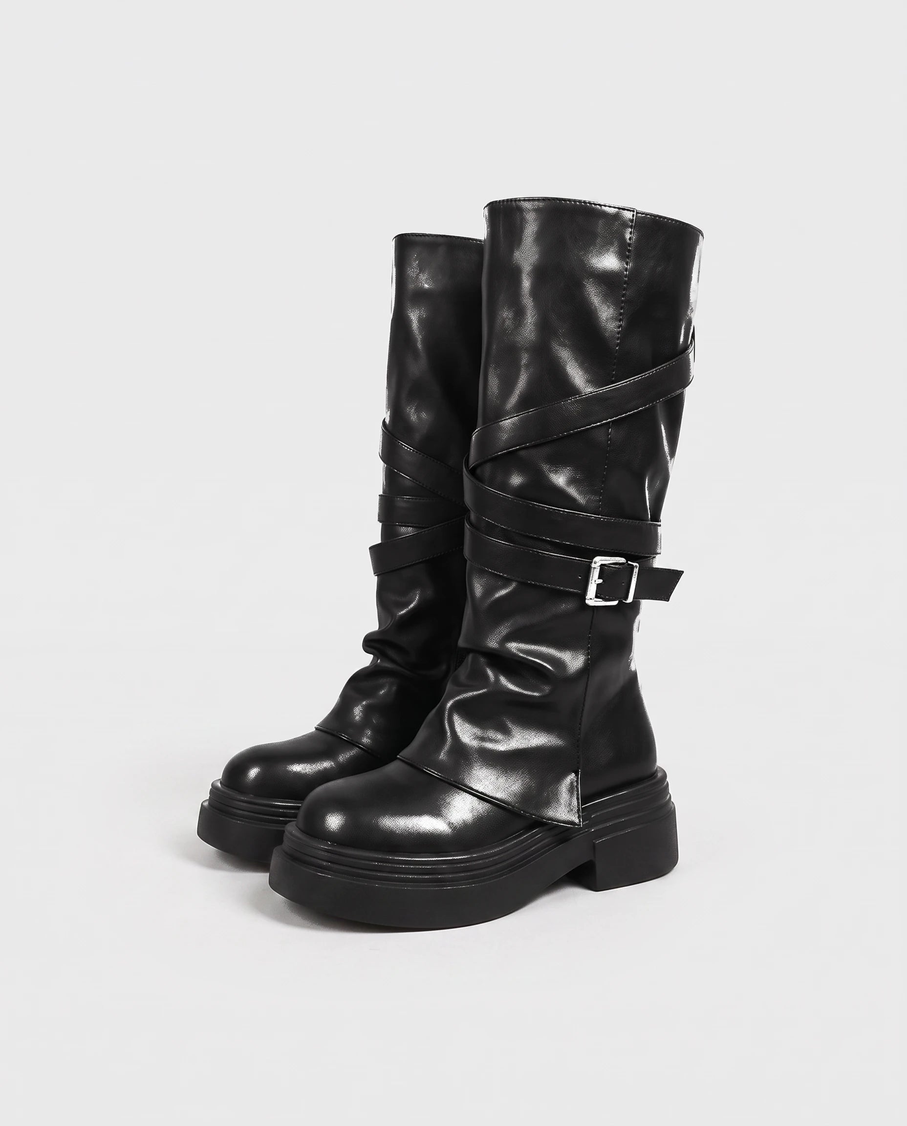 Bottes à sangles croisées et plateforme Judicaëlle — Noir, paire en packshot studio