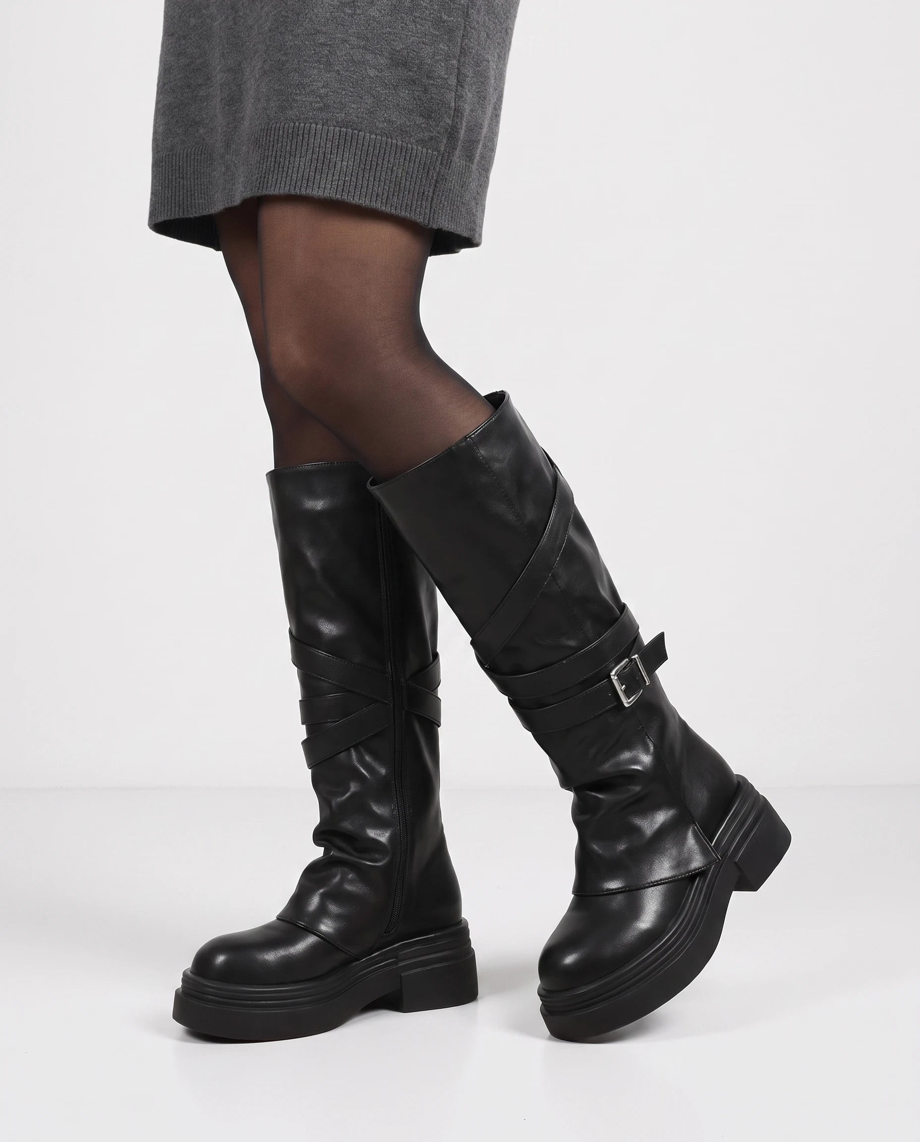 Bottes à sangles croisées et plateforme Judicaëlle — Noir, portées en plan rapproché